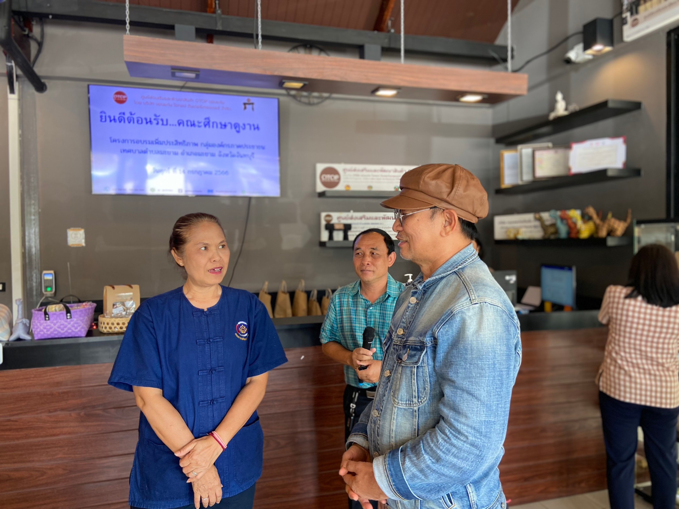 พช.ขอนแก่น : ร่วมต้อนรับคณะศึกษาดูงานเทศบาลตำบลมะขาม อำเภอมะขาม จังหวัดจันทบุรี เดินทางมาศึกษาดู ณ ศูนย์ส่งเสริมและพัฒนาสินค้า OTOP ขอนแก่น จ.ขอนแก่น