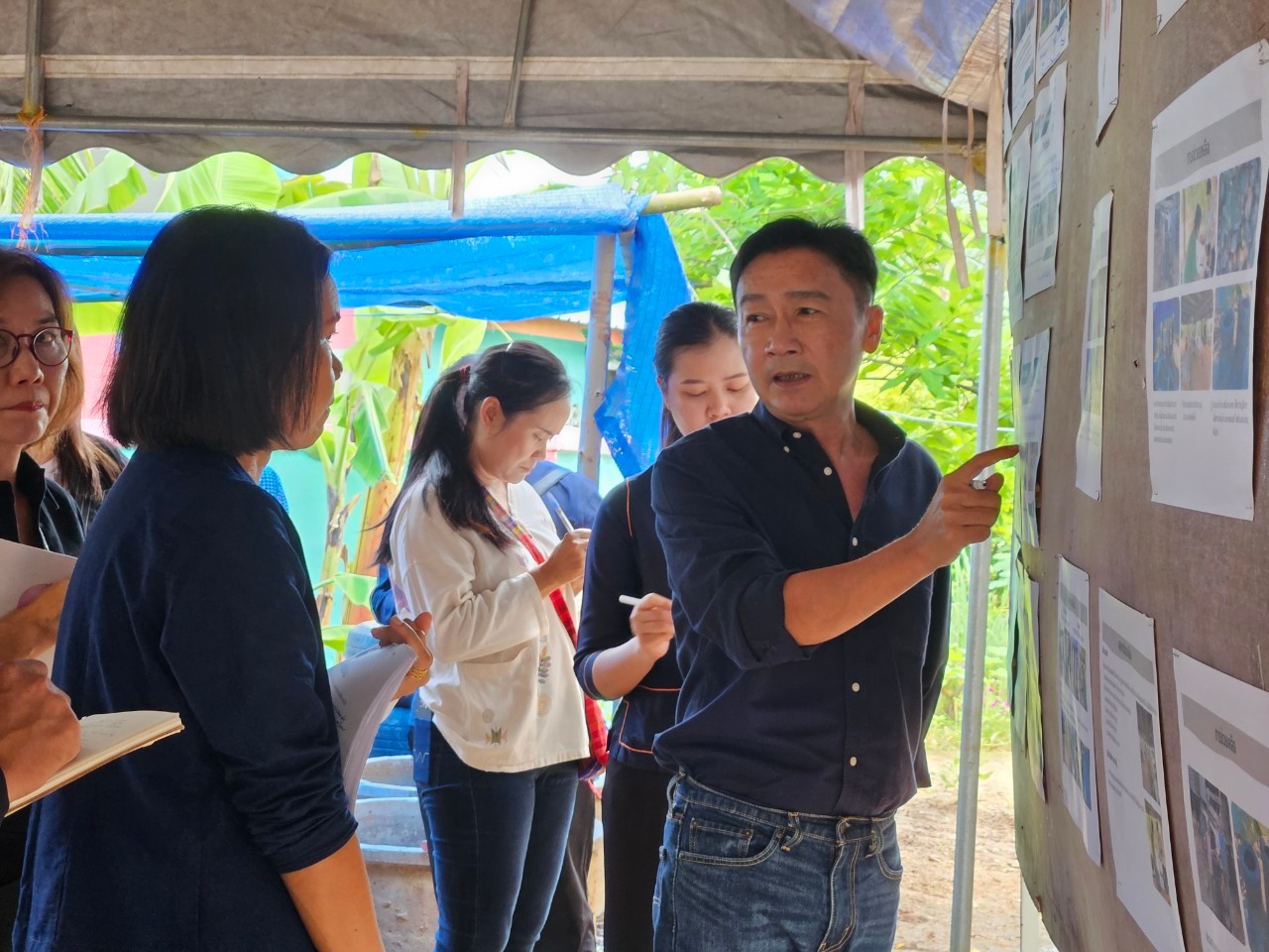 พช.ขอนแก่น : รองผู้ว่าฯ ขอนแก่น นำทีมติดตาม และสนับสนุน การดำเนินงานขจัดความยากจนฯ ในระดับพื้นที่ อำเภอหนองนาคำ