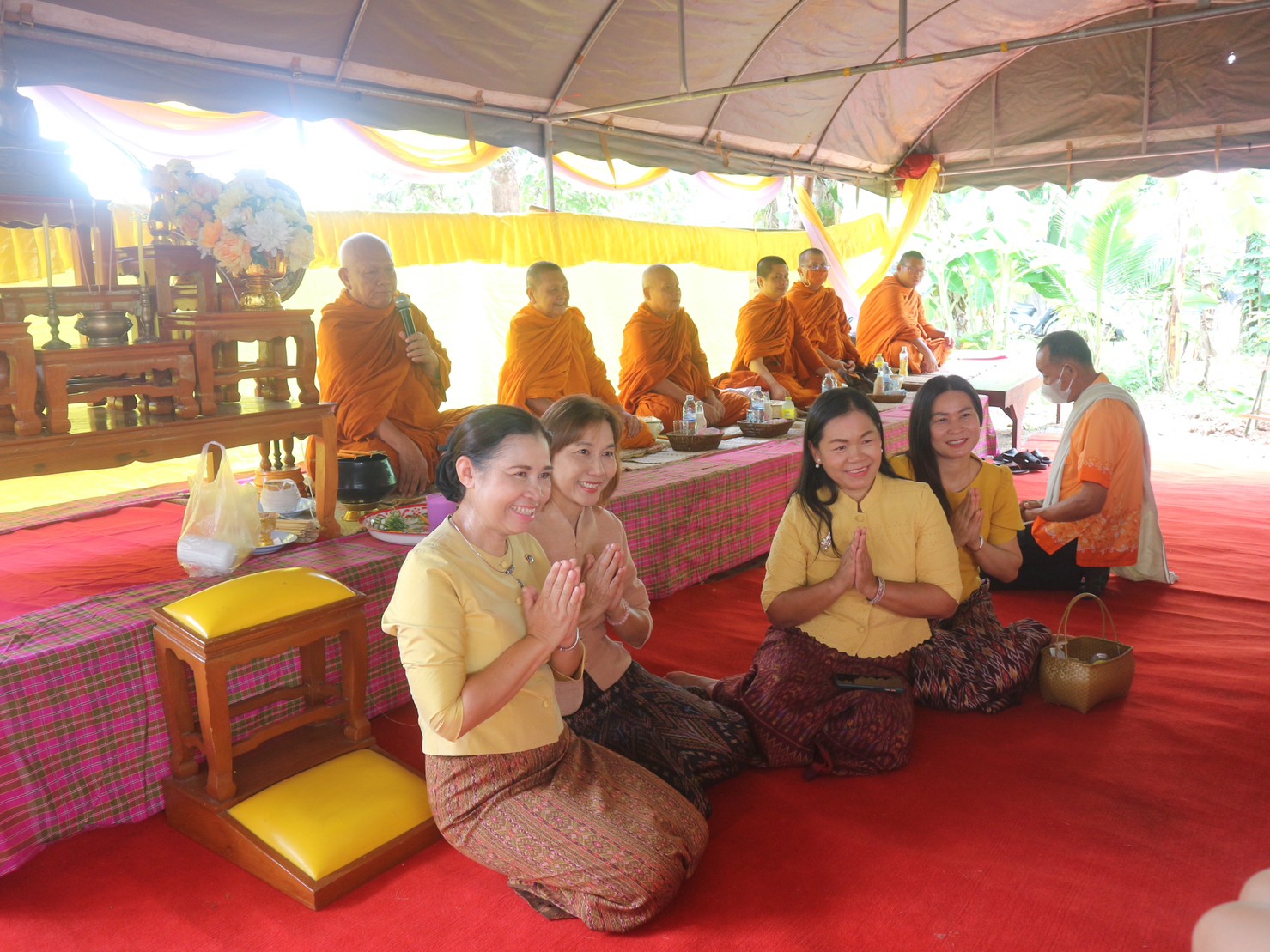 จังหวัดขอนแก่น : มอบบ้านรวมน้ำใจคนน้ำพอง ตามโครงการขจัดความยากจนและพัฒนาคนทุกช่วงวัยอย่างยั่งยืนตามหลักปรัชญาของเศรษฐกิจพอเพียง