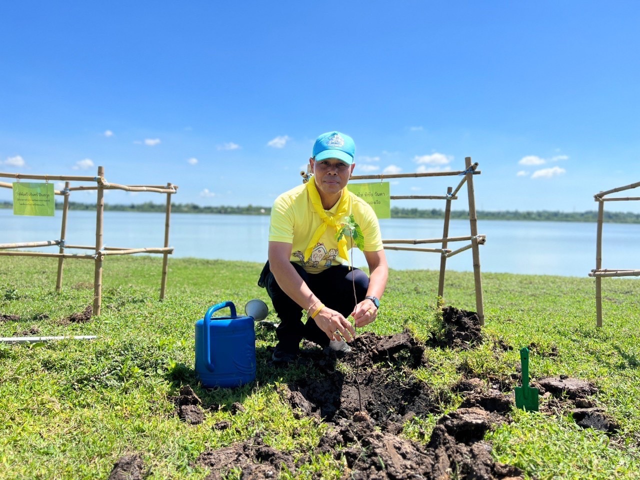 พช.ขอนแก่น : อำเภอหนองเรือ จัดกิจกรรมจิตอาสาปลูกต้นยางนาเฉลิมพระเกียรติแด่พระบาทสมเด็จพระปรเมนทรรามาธิบดีศรีสินทรมหาวชิราลงกรณ พระวชิรเกล้าเจ้าอยู่หัว