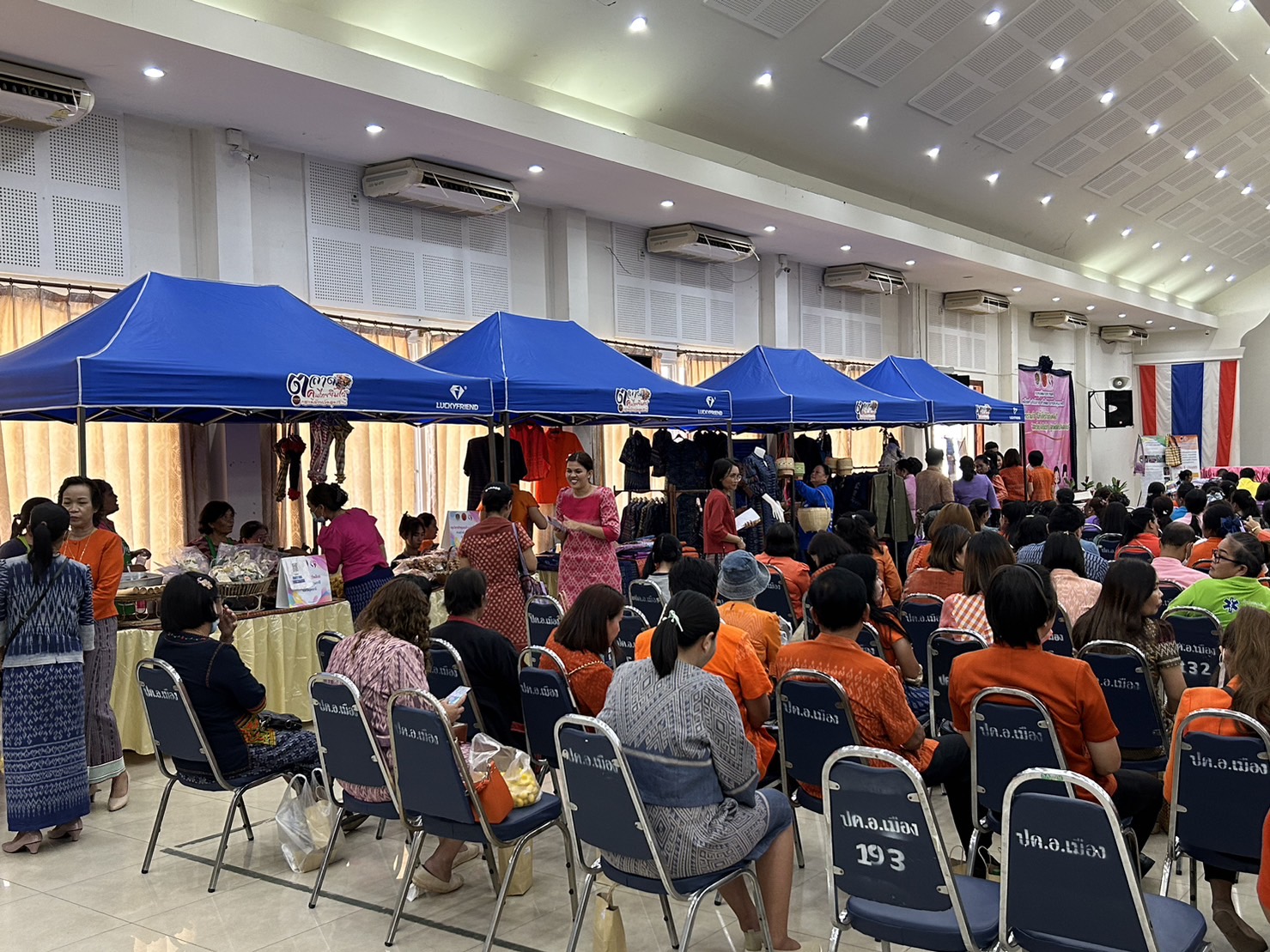 พช.ขอนแก่น : อธิบดี พช. เปิดเวทีลดความเดือดร้อนให้แก่ลูกหนี้กองทุนพัฒนาบทบาทสตรี เป็นของขวัญก่อนสิ้นปีให้แก่ลูกหนี้กองทุนฯ