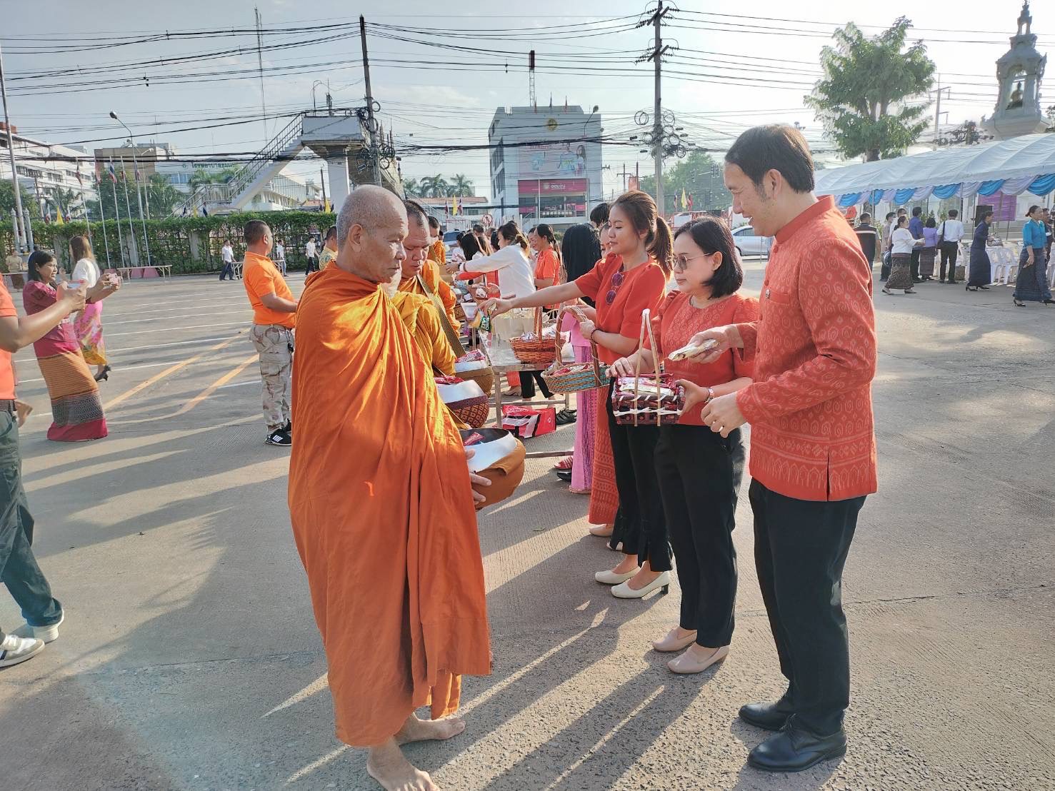 พช.ขอนแก่น : อำเภอชุมแพ ร่วมพิธีทำบุญใหญ่ครอบรอบ 80 ปี สถาปนาอำเภอชุมแพ