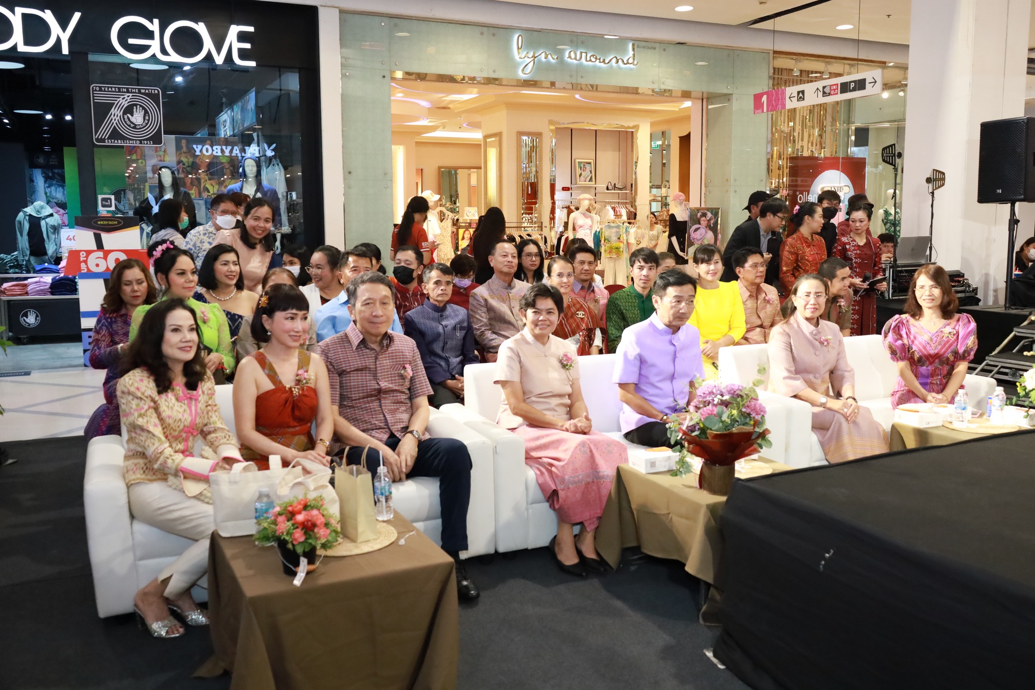 พช.ขอนแก่น : ร่วมเป็นเกียรติในพิธีเปิดงานแสดงผลิตภัณฑ์สินค้าผ้าไหมย้อมครั่งและแสดงแฟชั่นโชว์