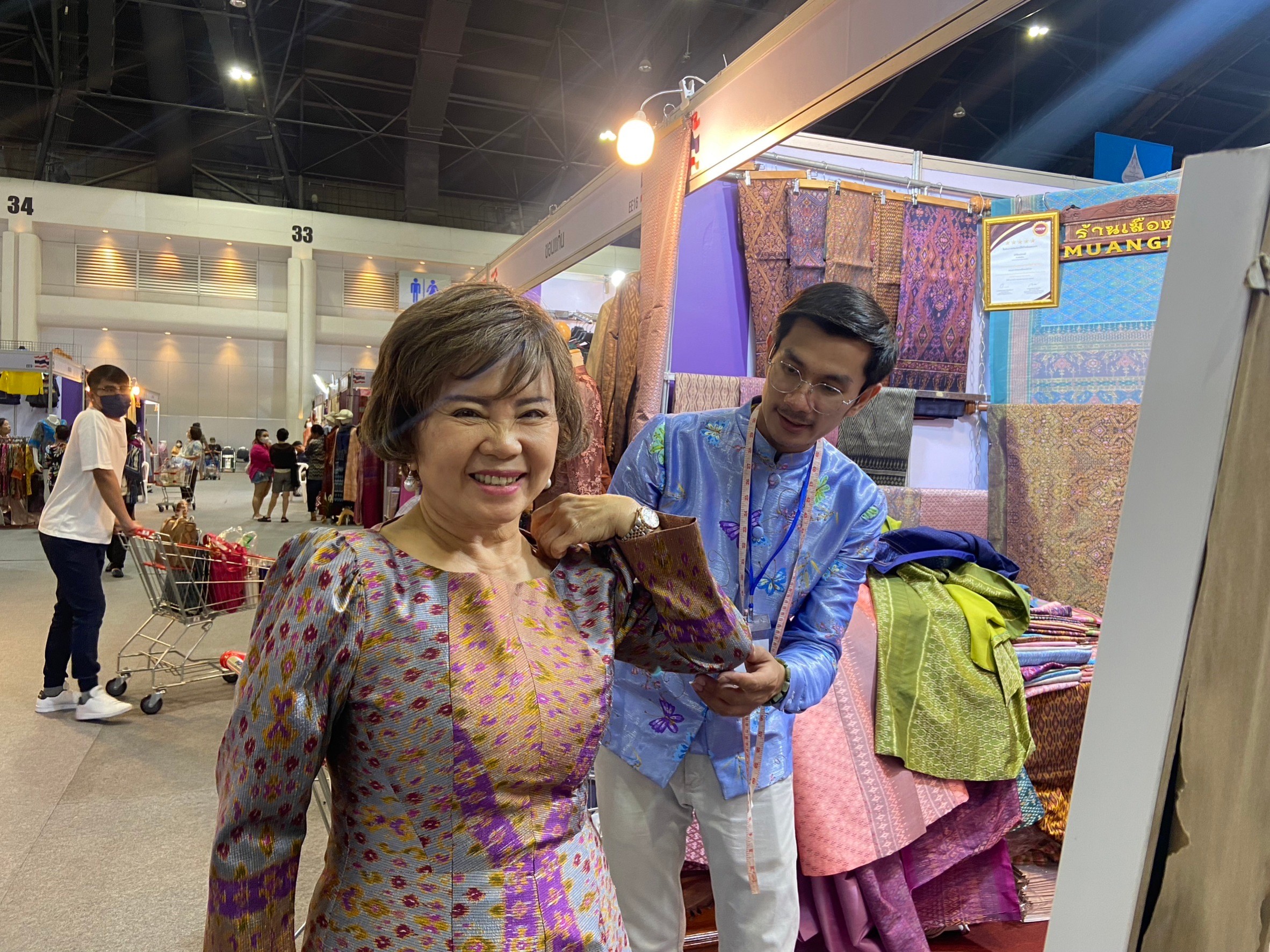 พช.ขอนแก่น : พัฒนาการจังหวัดขอนแก่น เยี่ยมชม พบปะผู้ประกอบจังหวัดขอนแก่น การในงาน “ศิลปาชีพประทีปไทย OTOP หลอมดวงใจด้วยพระบารมี”