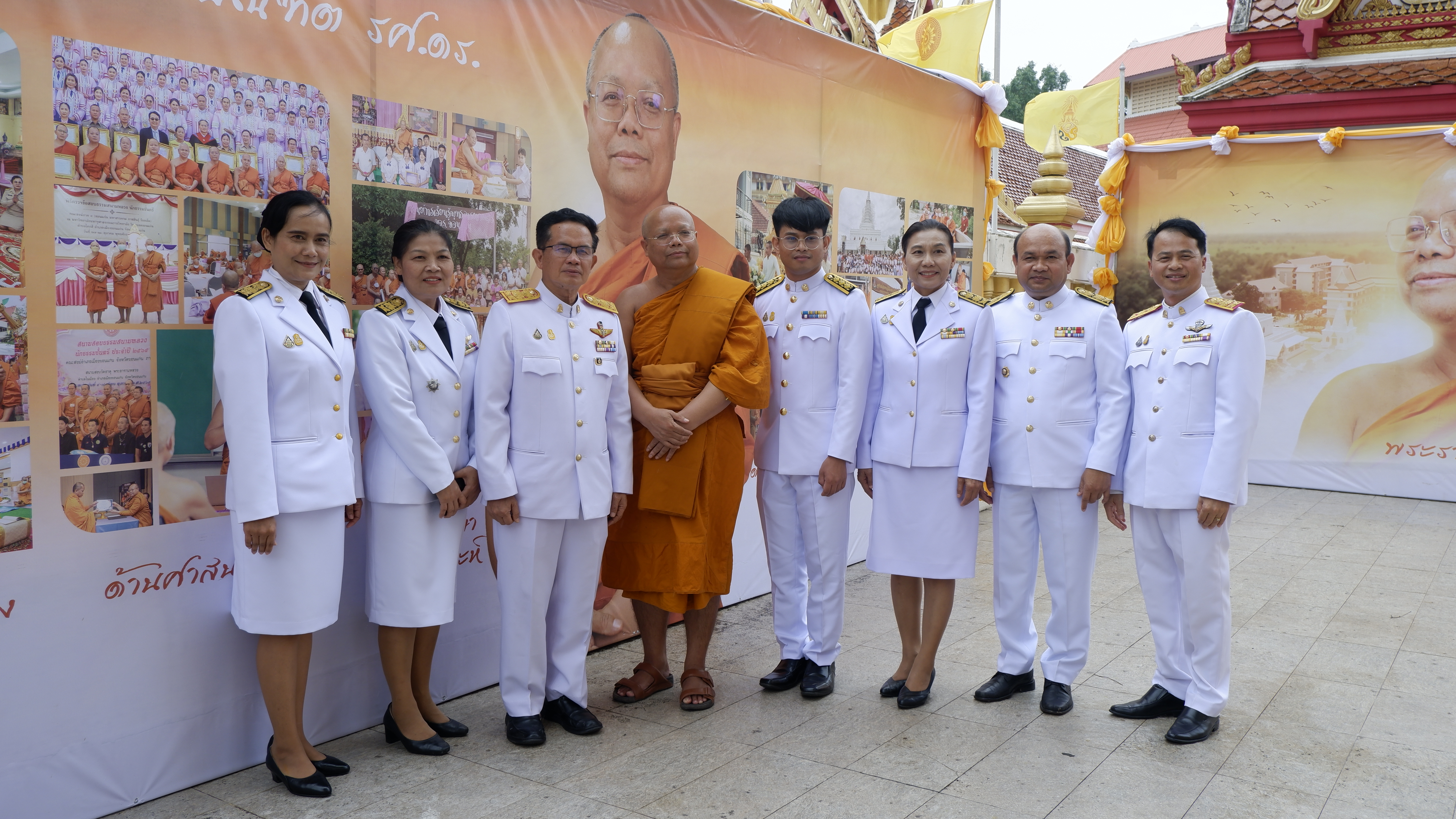 จังหวัดขอนแก่น : ผู้ว่าฯ ประกอบพิธีถวายเทียนพรรษาพระราชทานพระบาทสมเด็จพระเจ้าอยู่หัว และผ้าอาบน้ำฝนพระราชทานสมเด็จพระกนิษฐาธิราชเจ้า กรมสมเด็จพระเทพรัตนราชสุดาฯ จังหวัดขอนแก่น ประจำปี พ.ศ.2566