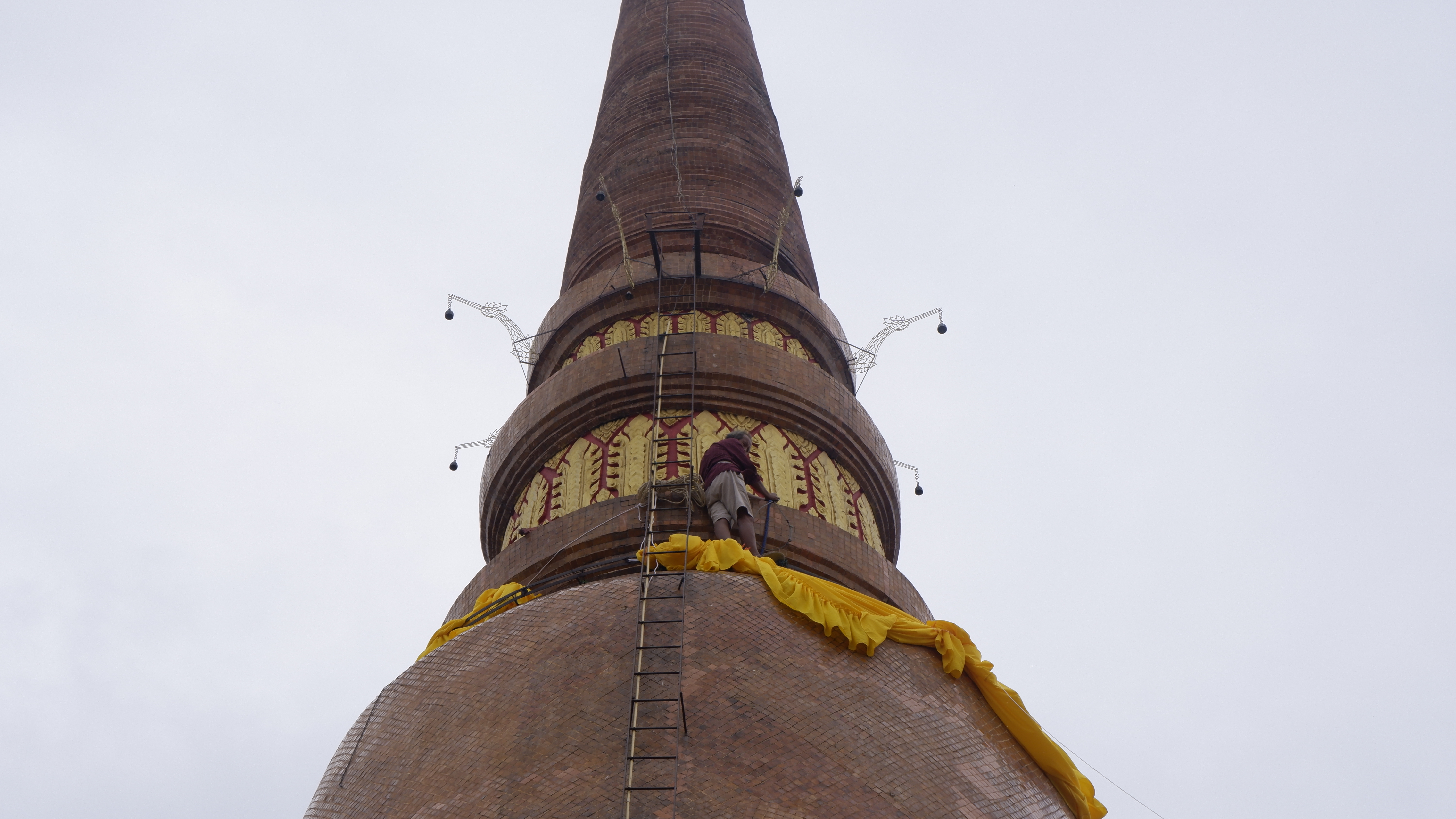 จังหวัดขอนแก่น : ผู้ว่าฯ ประกอบพิธีถวายเทียนพรรษาพระราชทานพระบาทสมเด็จพระเจ้าอยู่หัว และผ้าอาบน้ำฝนพระราชทานสมเด็จพระกนิษฐาธิราชเจ้า กรมสมเด็จพระเทพรัตนราชสุดาฯ จังหวัดขอนแก่น ประจำปี พ.ศ.2566