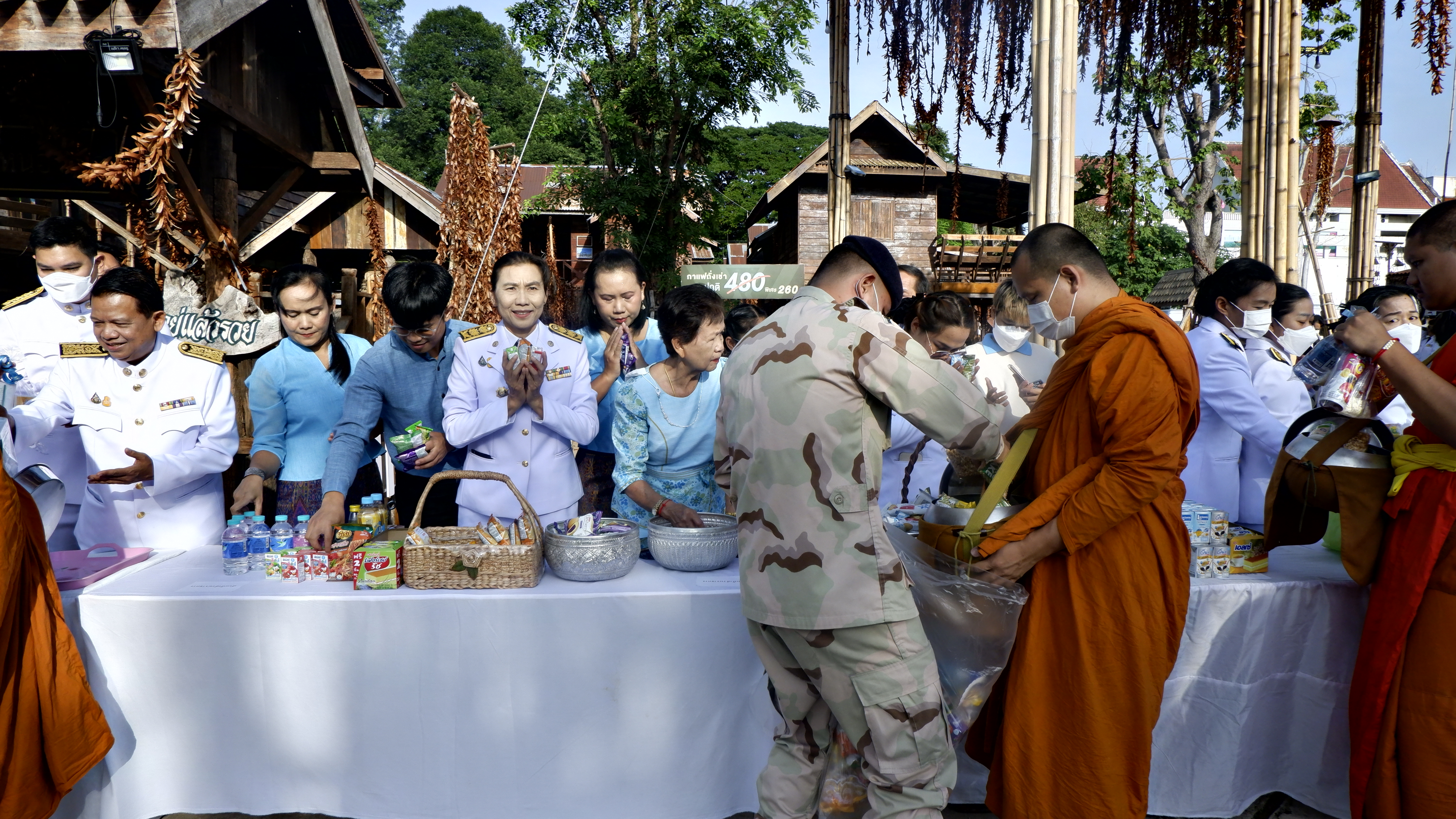 จังหวัดขอนแก่น : ประกอบพิธีทำบุญตักบาตรถวายพระราชกุศล สมเด็จพระนางเจ้าสิริกิติ์ พระบรมราชินีนาถ พระบรมราชชนนีพันปีหลวง เนื่องในวันแม่แห่งชาติ 12 สิงหาคม 2566