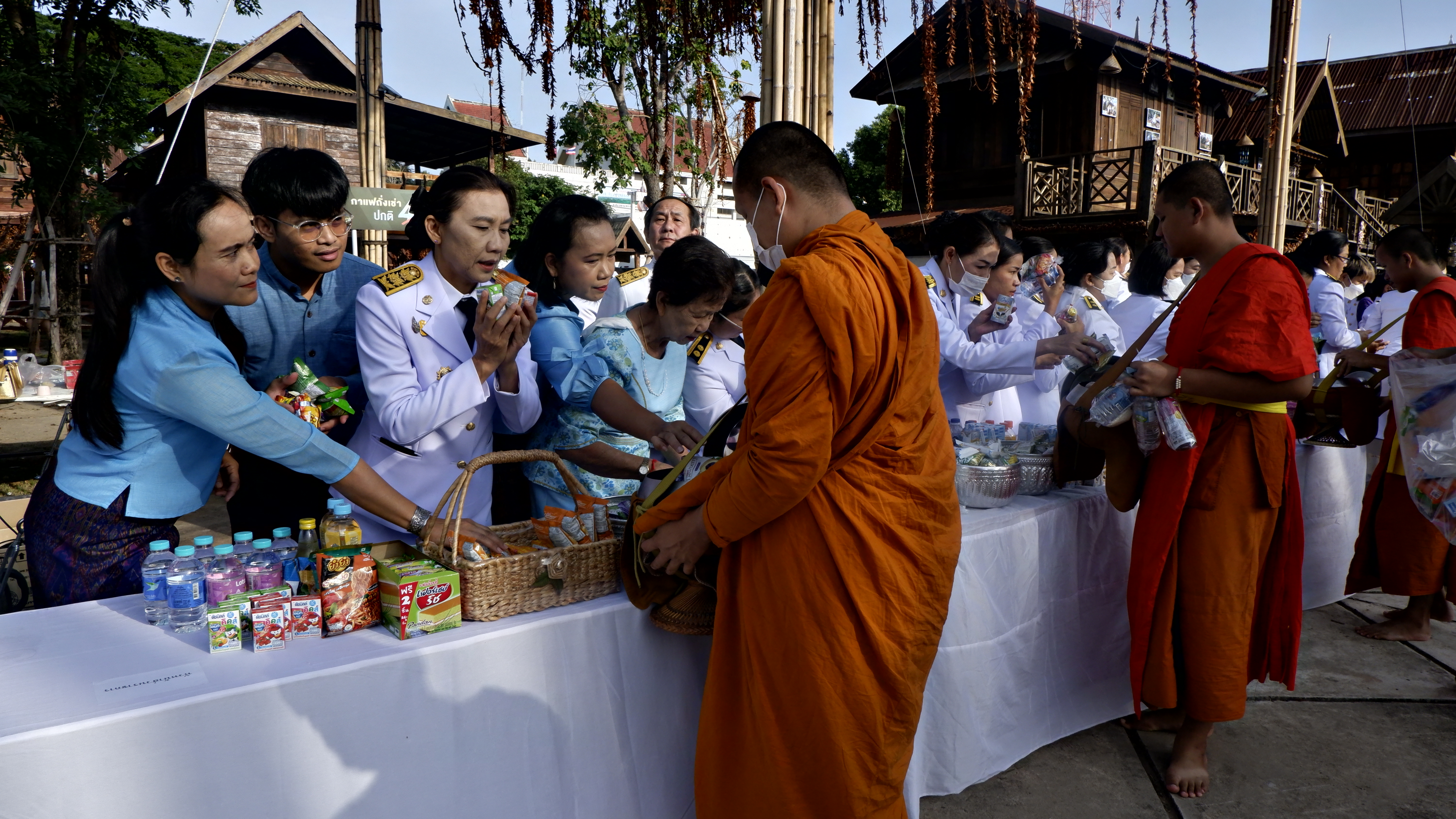 จังหวัดขอนแก่น : ประกอบพิธีทำบุญตักบาตรถวายพระราชกุศล สมเด็จพระนางเจ้าสิริกิติ์ พระบรมราชินีนาถ พระบรมราชชนนีพันปีหลวง เนื่องในวันแม่แห่งชาติ 12 สิงหาคม 2566