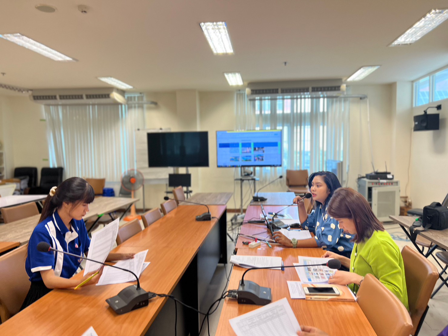 พช.ขอนแก่น : ประชุมคัดเลือกสื่อประชาสัมพันธ์งานพัฒนาชุมชน ประเภทคลิปวีดีโอ Infographic และภาพถ่ายทรงพลัง ผลงานโครงการการสร้างนักขับเคลื่อนยุทธศาสตร์นำการเปลี่ยนแปลง ในระดับจังหวัด