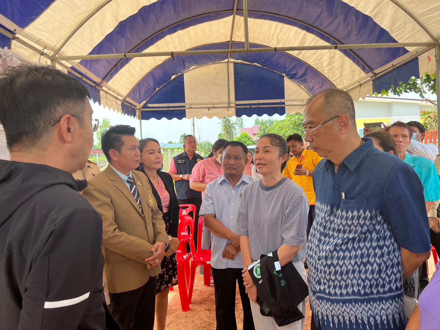จังหวัดขอนแก่น : รองผู้ว่าฯขอนแก่น (นายชาญชัย ศรศรีวิชัย) ลงพื้นที่สำรวจ ครัวเรือนยากจน ตามแนวทางการขจัดความยากจนและพัฒนาคนทุกช่วงวัยอย่างยั่งยืน ตามหลักปรัชญาของเศรษฐกิจพอเพียง ในพื้นที่ อำเภอมัญจาคีรี