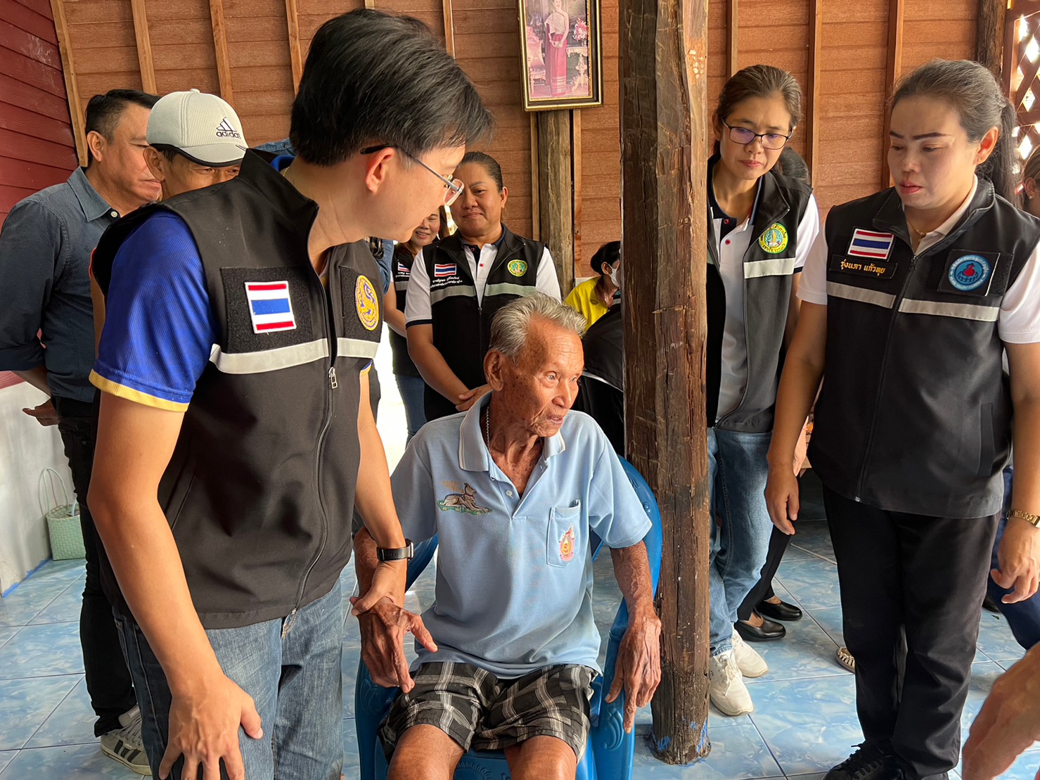 จังหวัดขอนแก่น : รองผู้ว่าฯขอนแก่น (นายชาญชัย ศรศรีวิชัย) ลงพื้นที่สำรวจ ครัวเรือนยากจน ตามแนวทางการขจัดความยากจนและพัฒนาคนทุกช่วงวัยอย่างยั่งยืน ตามหลักปรัชญาของเศรษฐกิจพอเพียง ในพื้นที่ อำเภอพระยืน