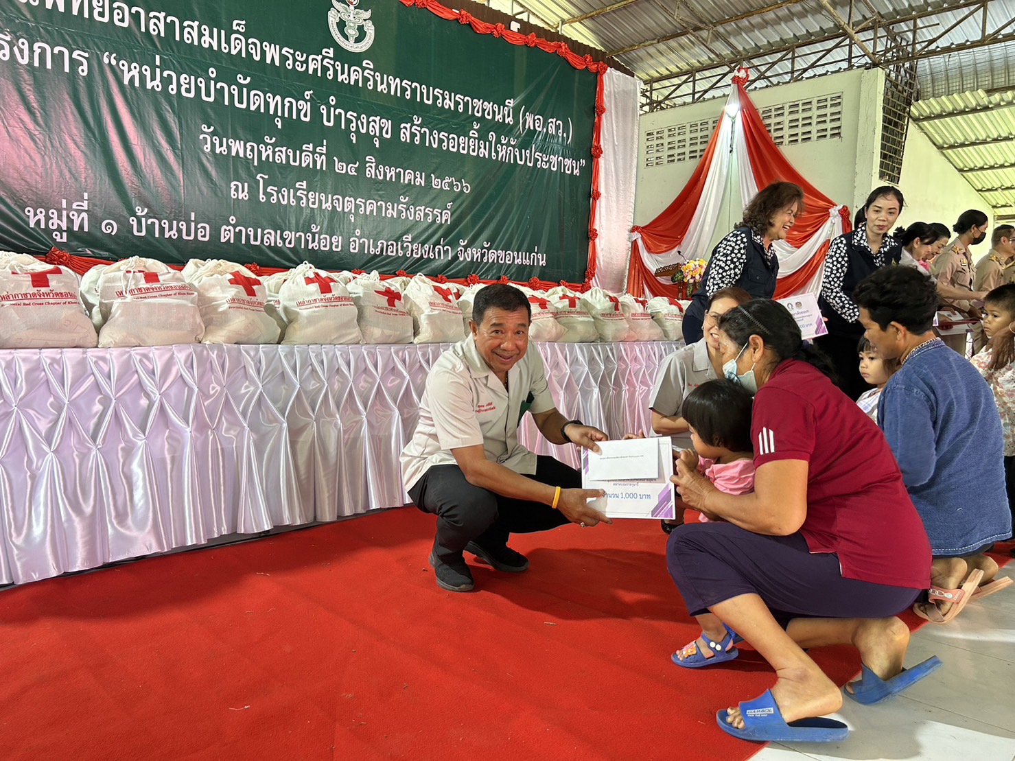 พช.ขอนแก่น : ร่วมงานเปิดการปฏิบัติงานหน่วยแพทย์เคลื่อนที่ พอ.สว.และโครงการหน่วยบำบัดทุกข์บำรุงสุข สร้างรอยยิ้มให้กับประชาชน อ.เวียงเก่า