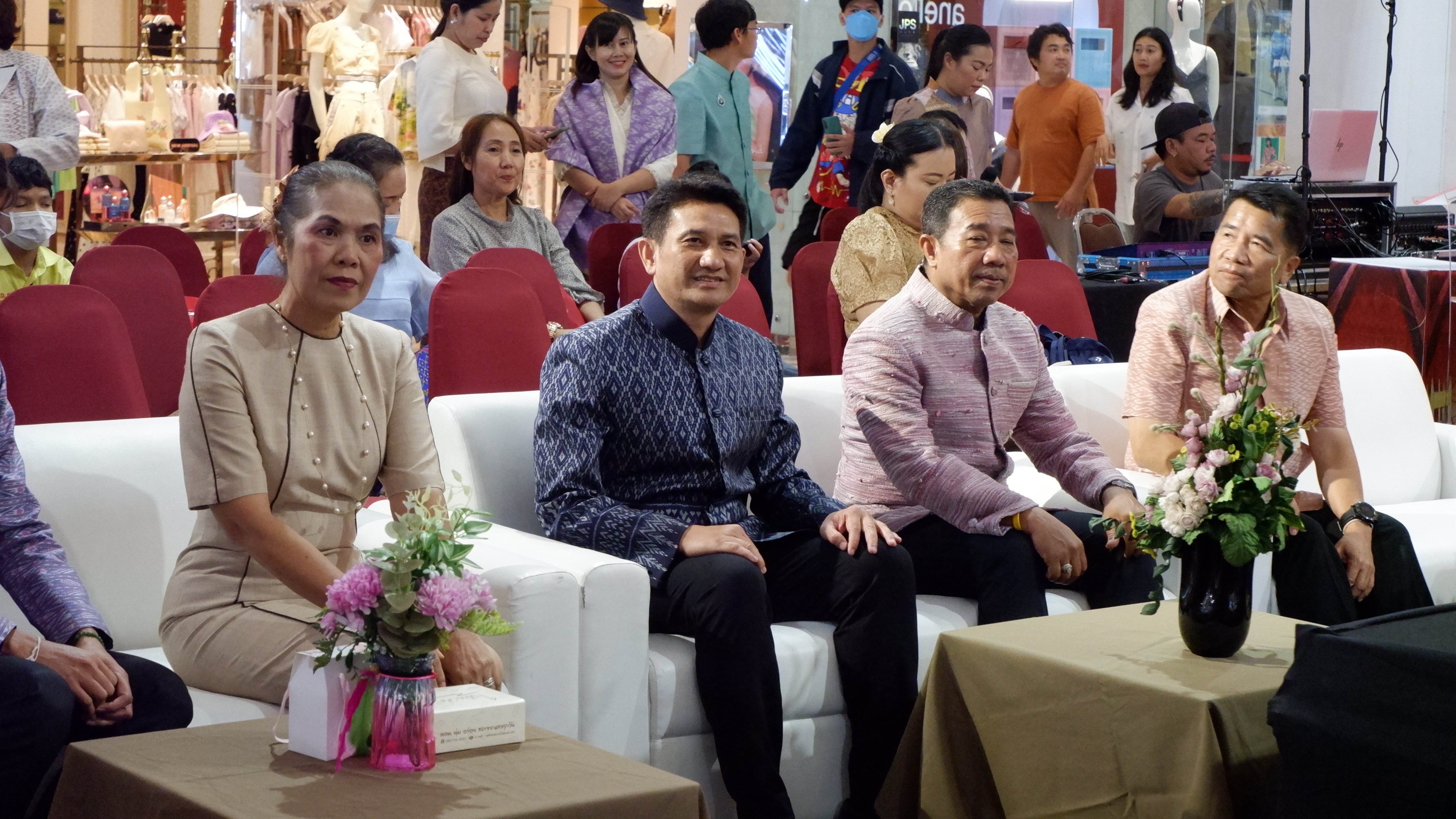 พช.ขอนแก่น : พัฒนาการจังหวัดขอนแก่น ร่วมเดินแบบแฟชั่นโชว์ งานแสดงผลิตภัณฑ์สินค้าผ้าไหมย้อมครั่ง