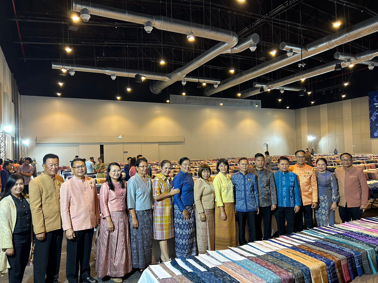 พช.ขอนแก่น : ร่วมพิธีเปิดกิจกรรม งานประกวดผ้าลายพระราขทาน “ผ้าลาย – ดอกรักราชกัญญา” และงานหัตกรรม ตามโครงการยกระดับการพัฒนาผลิตภัณฑ์ภูมิปัญญา ผ้าไทยและงานหัตถกรรมชุมชน และงานประกวดการออกแบบตัดเย็บ “ชุดผ้าไทยใส่ให้สนุก” ตามโครงการส่งเสริมภารออกแบบตัดเย็บผ้าไทย ภายใต้โครงการ “ผ้าไทยใส่ให้สนุก”