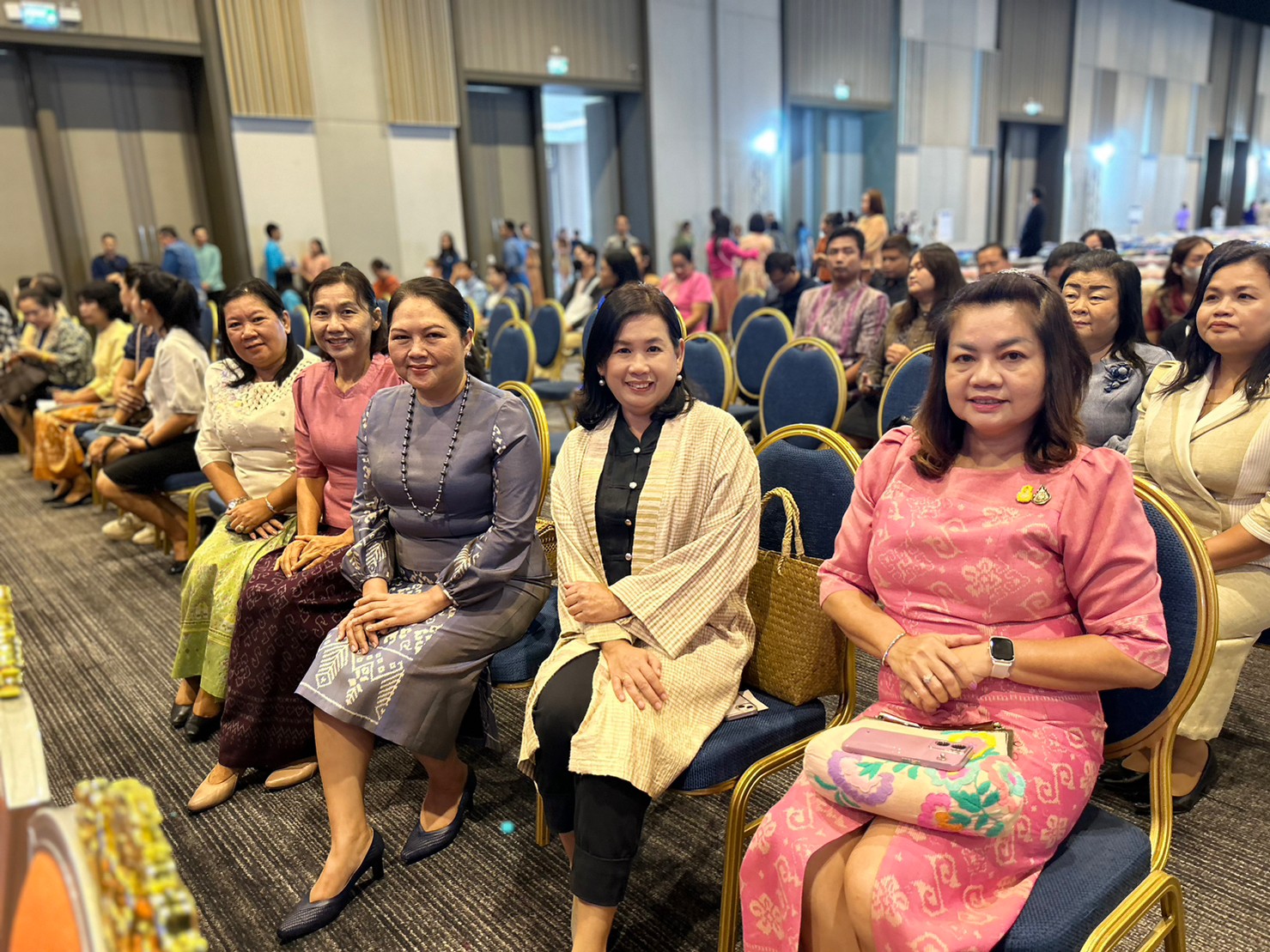 พช.ขอนแก่น : ร่วมพิธีเปิดกิจกรรม งานประกวดผ้าลายพระราขทาน “ผ้าลาย – ดอกรักราชกัญญา” และงานหัตกรรม ตามโครงการยกระดับการพัฒนาผลิตภัณฑ์ภูมิปัญญา ผ้าไทยและงานหัตถกรรมชุมชน และงานประกวดการออกแบบตัดเย็บ “ชุดผ้าไทยใส่ให้สนุก” ตามโครงการส่งเสริมภารออกแบบตัดเย็บผ้าไทย ภายใต้โครงการ “ผ้าไทยใส่ให้สนุก”