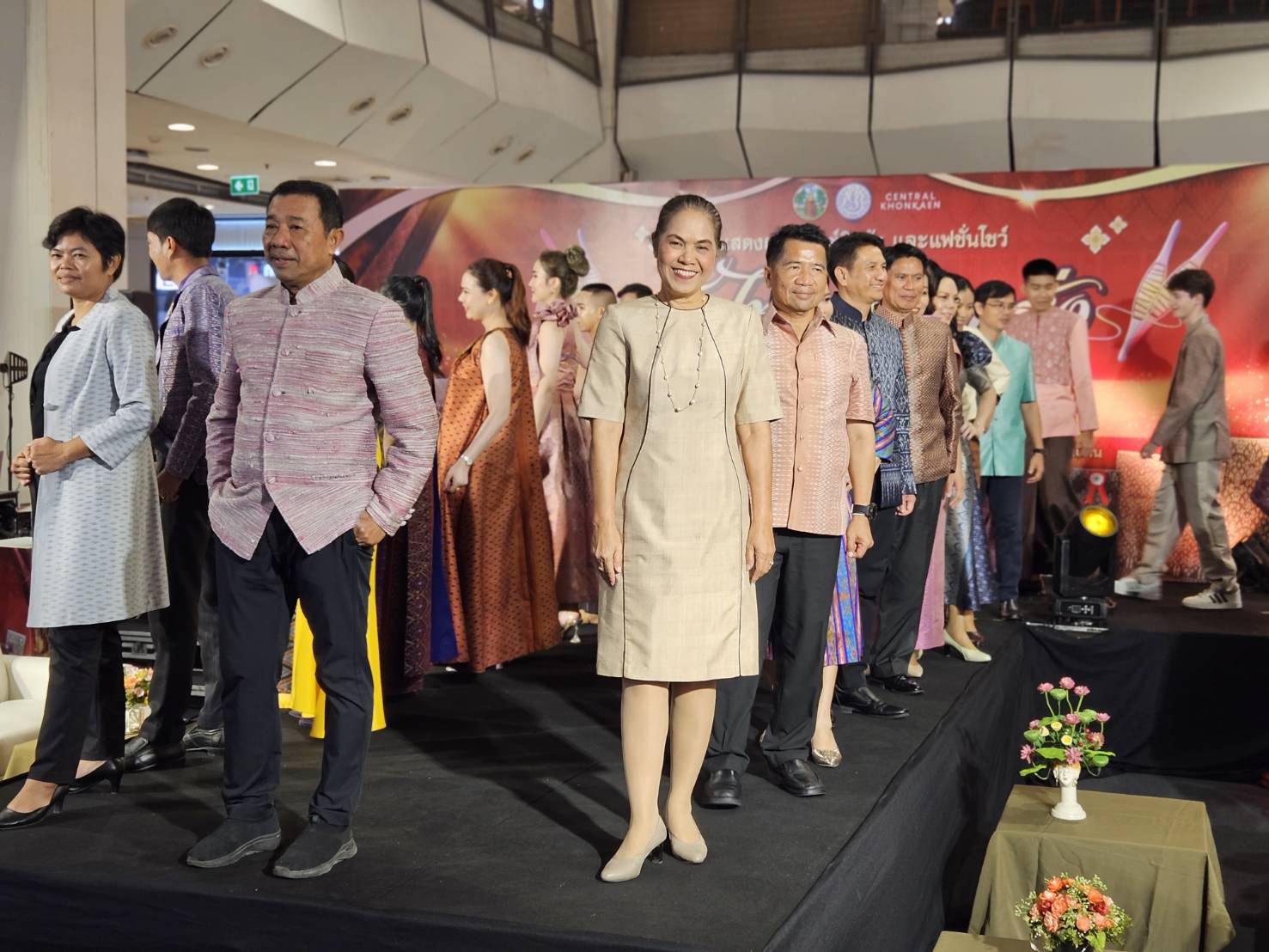 พช.ขอนแก่น : พัฒนาการจังหวัดขอนแก่น ร่วมเดินแบบแฟชั่นโชว์ งานแสดงผลิตภัณฑ์สินค้าผ้าไหมย้อมครั่ง