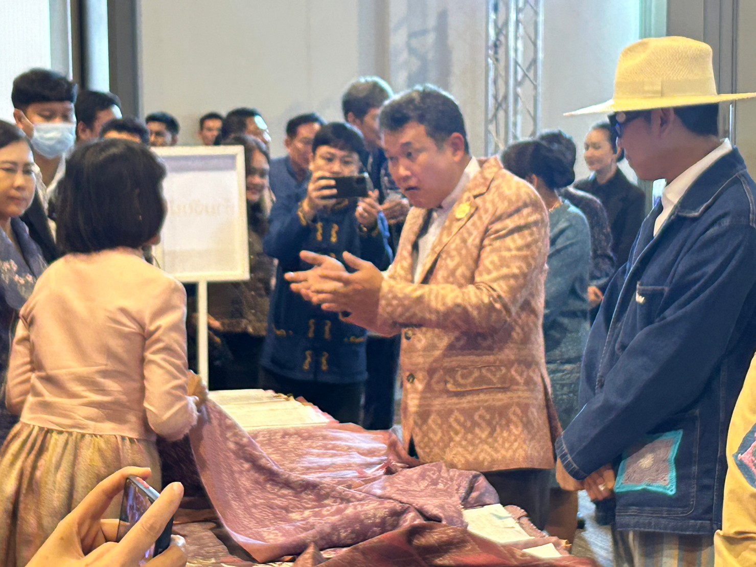 พช.ขอนแก่น : ร่วมพิธีเปิดกิจกรรม งานประกวดผ้าลายพระราขทาน “ผ้าลาย – ดอกรักราชกัญญา” และงานหัตกรรม ตามโครงการยกระดับการพัฒนาผลิตภัณฑ์ภูมิปัญญา ผ้าไทยและงานหัตถกรรมชุมชน และงานประกวดการออกแบบตัดเย็บ “ชุดผ้าไทยใส่ให้สนุก” ตามโครงการส่งเสริมภารออกแบบตัดเย็บผ้าไทย ภายใต้โครงการ “ผ้าไทยใส่ให้สนุก”
