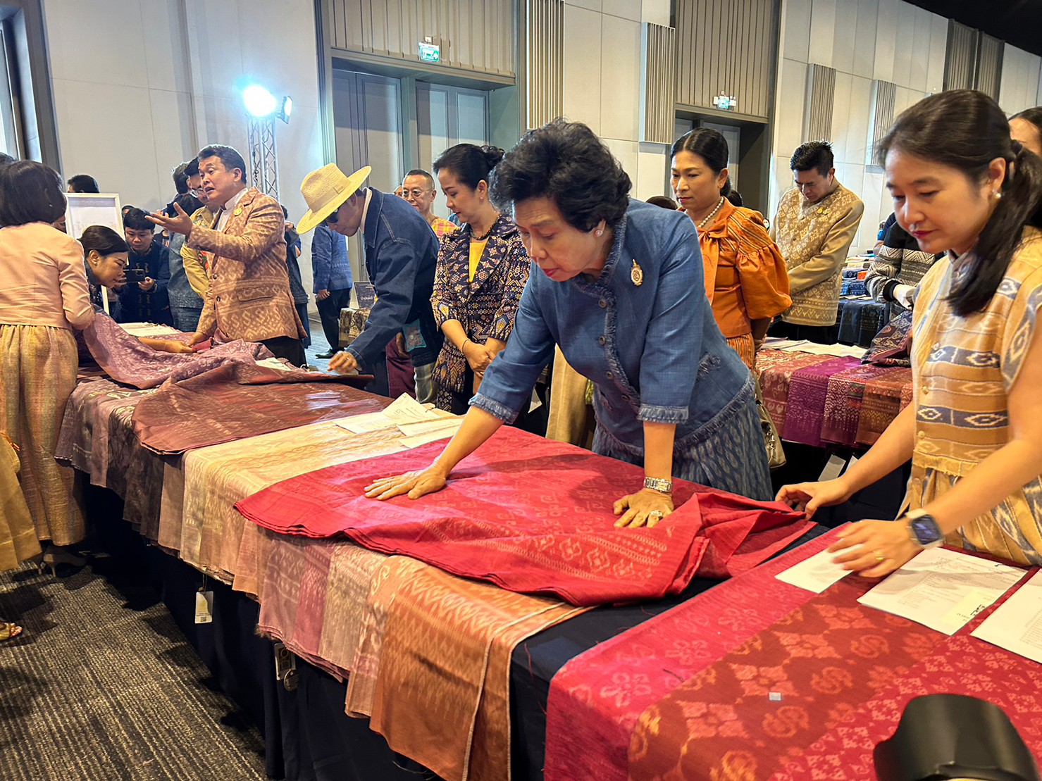 พช.ขอนแก่น : ร่วมพิธีเปิดกิจกรรม งานประกวดผ้าลายพระราขทาน “ผ้าลาย – ดอกรักราชกัญญา” และงานหัตกรรม ตามโครงการยกระดับการพัฒนาผลิตภัณฑ์ภูมิปัญญา ผ้าไทยและงานหัตถกรรมชุมชน และงานประกวดการออกแบบตัดเย็บ “ชุดผ้าไทยใส่ให้สนุก” ตามโครงการส่งเสริมภารออกแบบตัดเย็บผ้าไทย ภายใต้โครงการ “ผ้าไทยใส่ให้สนุก”