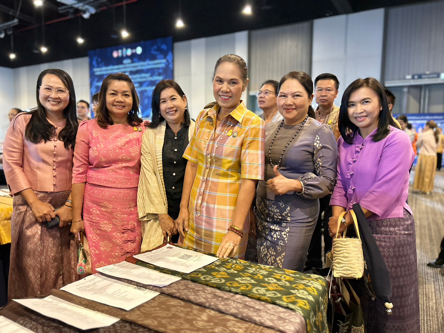 พช.ขอนแก่น : ร่วมพิธีเปิดกิจกรรม งานประกวดผ้าลายพระราขทาน “ผ้าลาย – ดอกรักราชกัญญา” และงานหัตกรรม ตามโครงการยกระดับการพัฒนาผลิตภัณฑ์ภูมิปัญญา ผ้าไทยและงานหัตถกรรมชุมชน และงานประกวดการออกแบบตัดเย็บ “ชุดผ้าไทยใส่ให้สนุก” ตามโครงการส่งเสริมภารออกแบบตัดเย็บผ้าไทย ภายใต้โครงการ “ผ้าไทยใส่ให้สนุก”