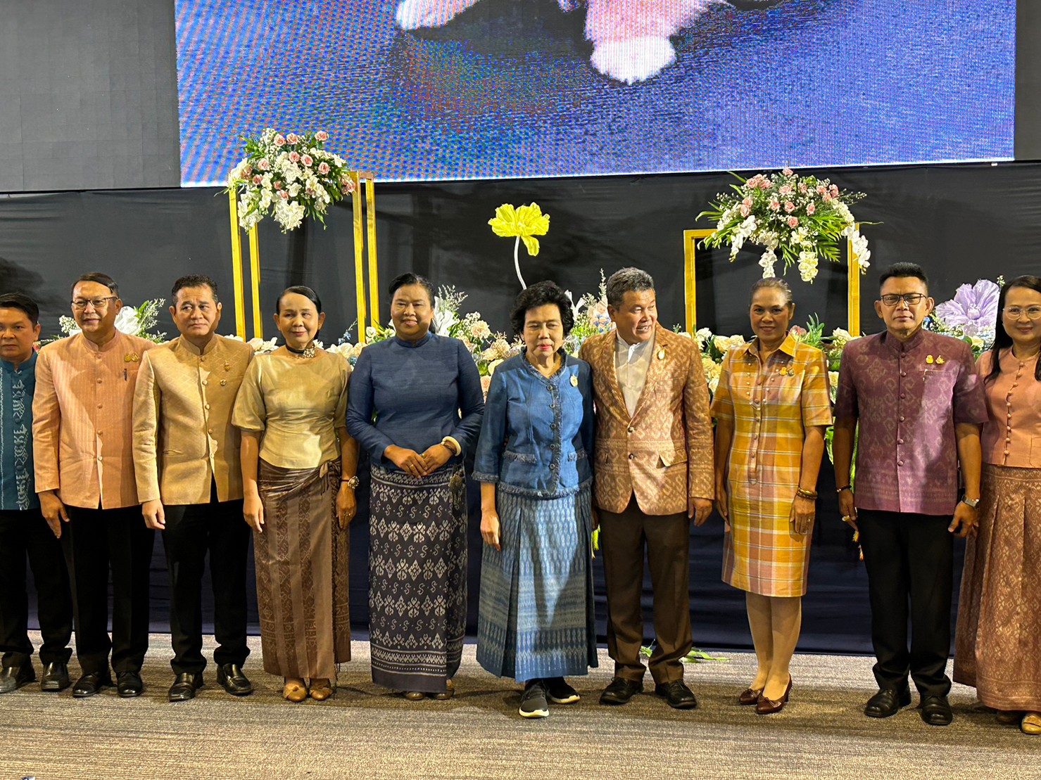 พช.ขอนแก่น : ร่วมพิธีเปิดกิจกรรม งานประกวดผ้าลายพระราขทาน “ผ้าลาย – ดอกรักราชกัญญา” และงานหัตกรรม ตามโครงการยกระดับการพัฒนาผลิตภัณฑ์ภูมิปัญญา ผ้าไทยและงานหัตถกรรมชุมชน และงานประกวดการออกแบบตัดเย็บ “ชุดผ้าไทยใส่ให้สนุก” ตามโครงการส่งเสริมภารออกแบบตัดเย็บผ้าไทย ภายใต้โครงการ “ผ้าไทยใส่ให้สนุก”