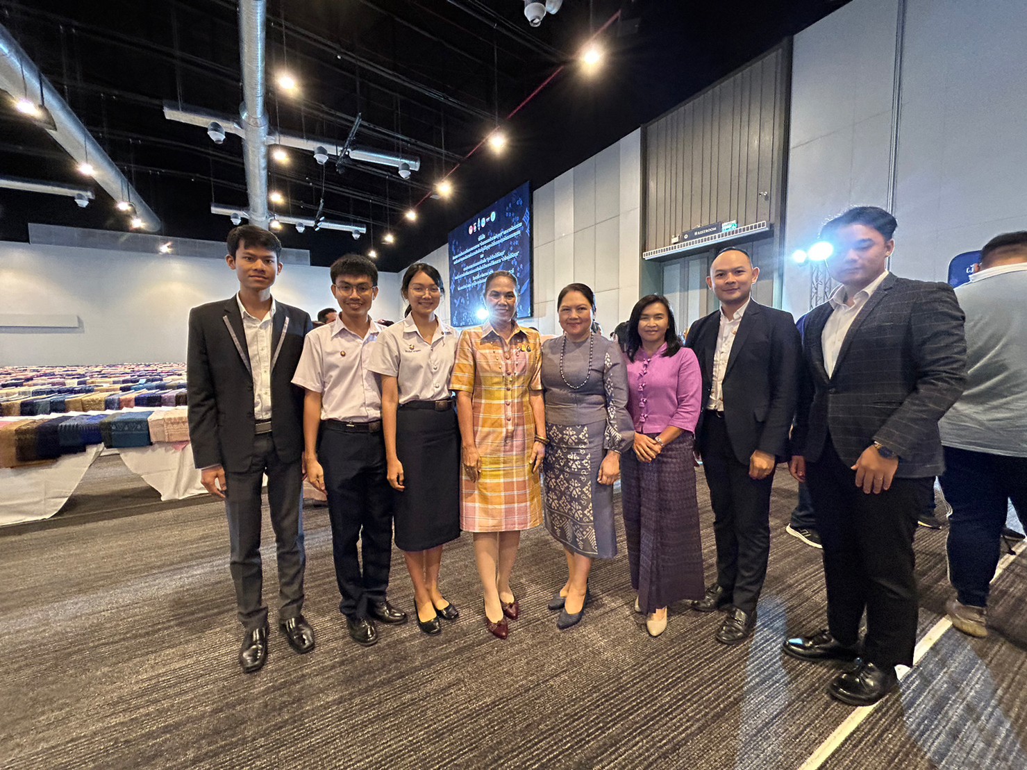 พช.ขอนแก่น : ร่วมพิธีเปิดกิจกรรม งานประกวดผ้าลายพระราขทาน “ผ้าลาย – ดอกรักราชกัญญา” และงานหัตกรรม ตามโครงการยกระดับการพัฒนาผลิตภัณฑ์ภูมิปัญญา ผ้าไทยและงานหัตถกรรมชุมชน และงานประกวดการออกแบบตัดเย็บ “ชุดผ้าไทยใส่ให้สนุก” ตามโครงการส่งเสริมภารออกแบบตัดเย็บผ้าไทย ภายใต้โครงการ “ผ้าไทยใส่ให้สนุก”