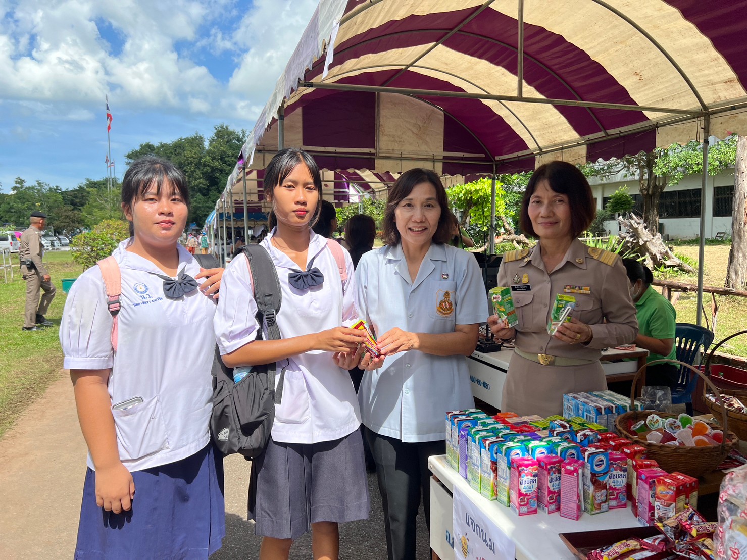 พช.ขอนแก่น : ร่วมงานเปิดการปฏิบัติงานหน่วยแพทย์เคลื่อนที่ พอ.สว.และโครงการหน่วยบำบัดทุกข์บำรุงสุข สร้างรอยยิ้มให้กับประชาชน อำเภอซำสูง
