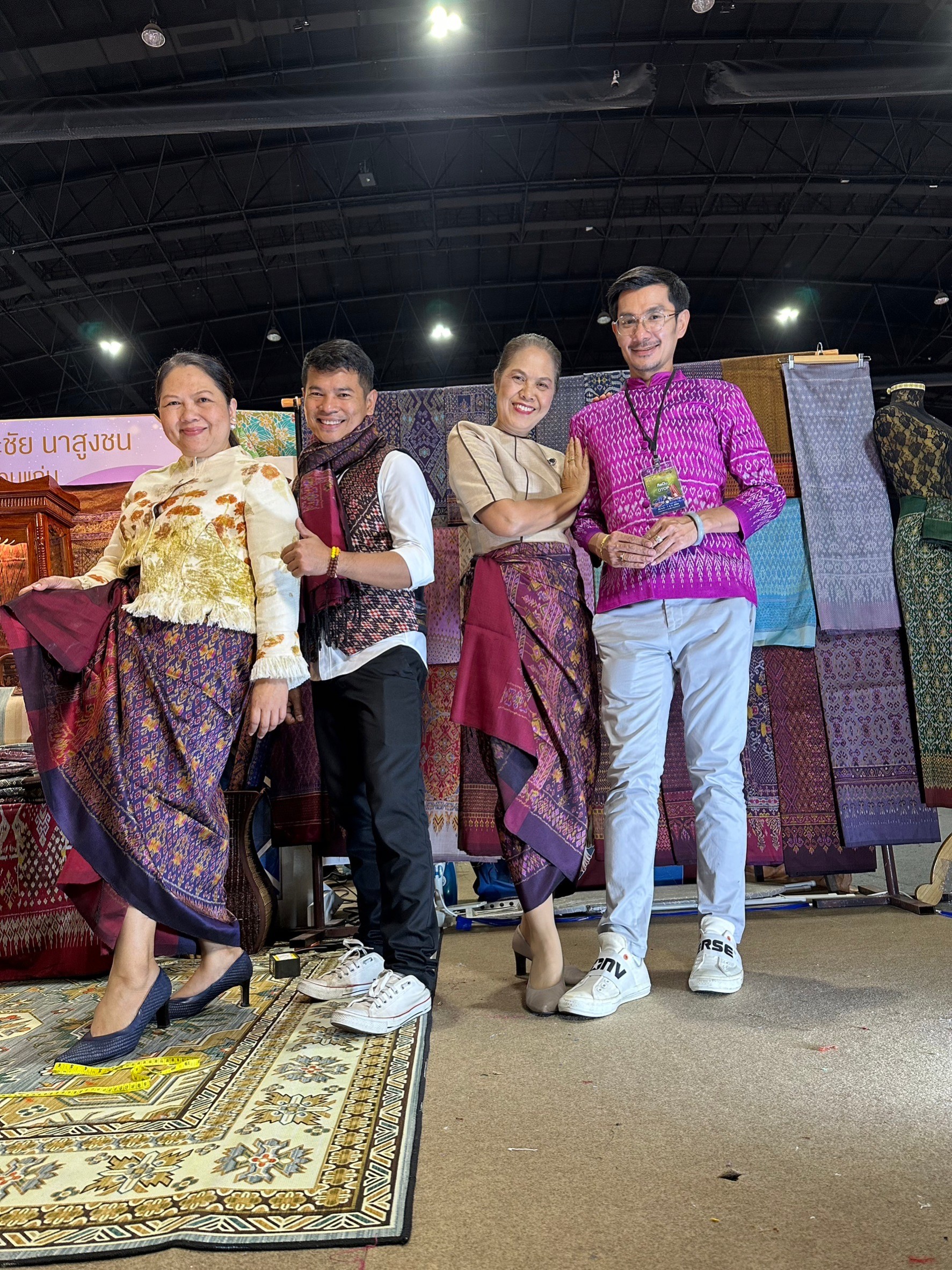 พช.ขอนแก่น : ร่วมงานประกวดออกแบบตัดเย็บ“ชุดผ้าไทยใส่ให้สนุก” 40 ชุดสุดท้าย ชิงรางวัลใหญ่ระดับประเทศ (งาน OTOP Midyear 2023)