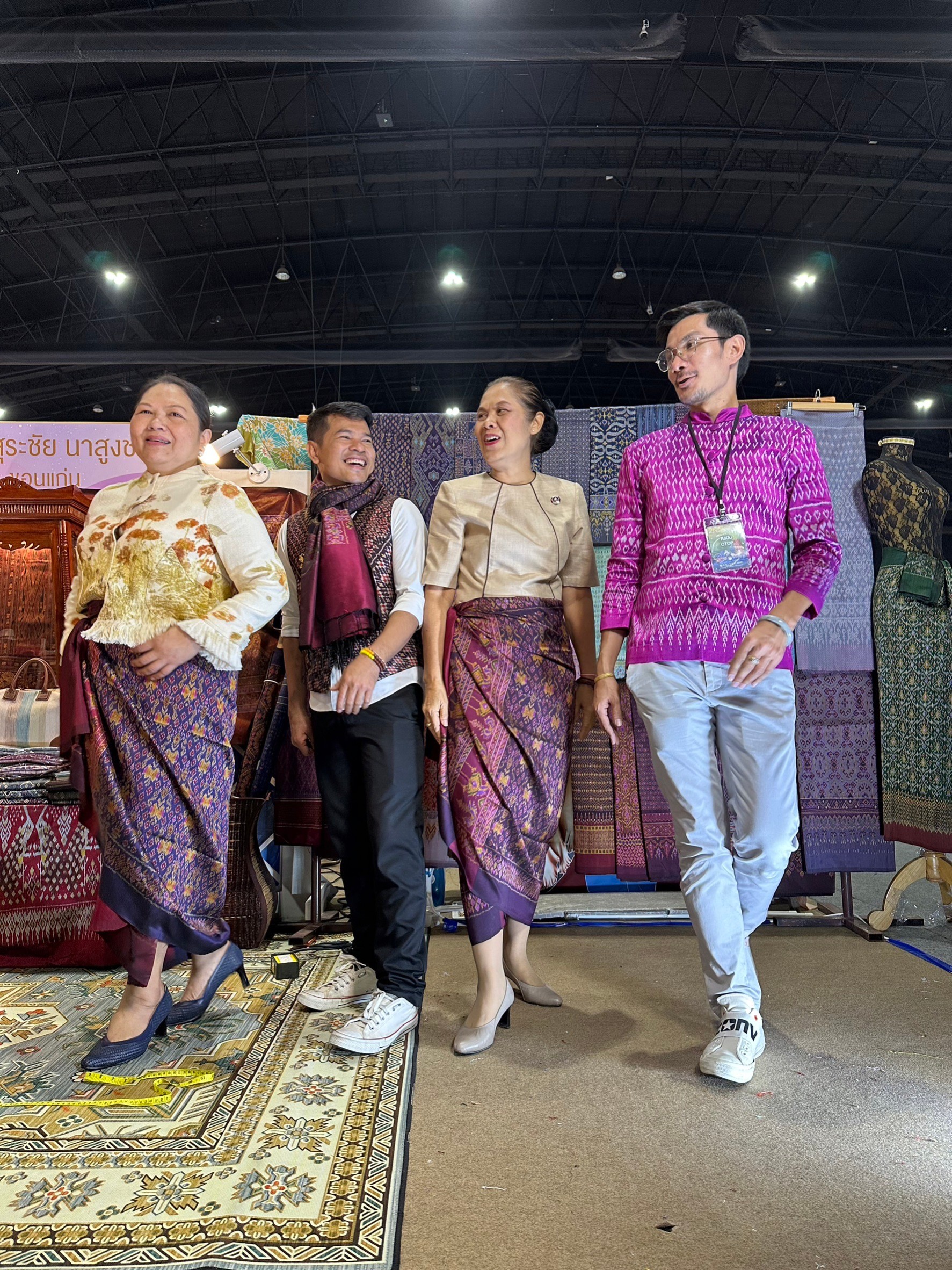 พช.ขอนแก่น : ร่วมงานประกวดออกแบบตัดเย็บ“ชุดผ้าไทยใส่ให้สนุก” 40 ชุดสุดท้าย ชิงรางวัลใหญ่ระดับประเทศ (งาน OTOP Midyear 2023)