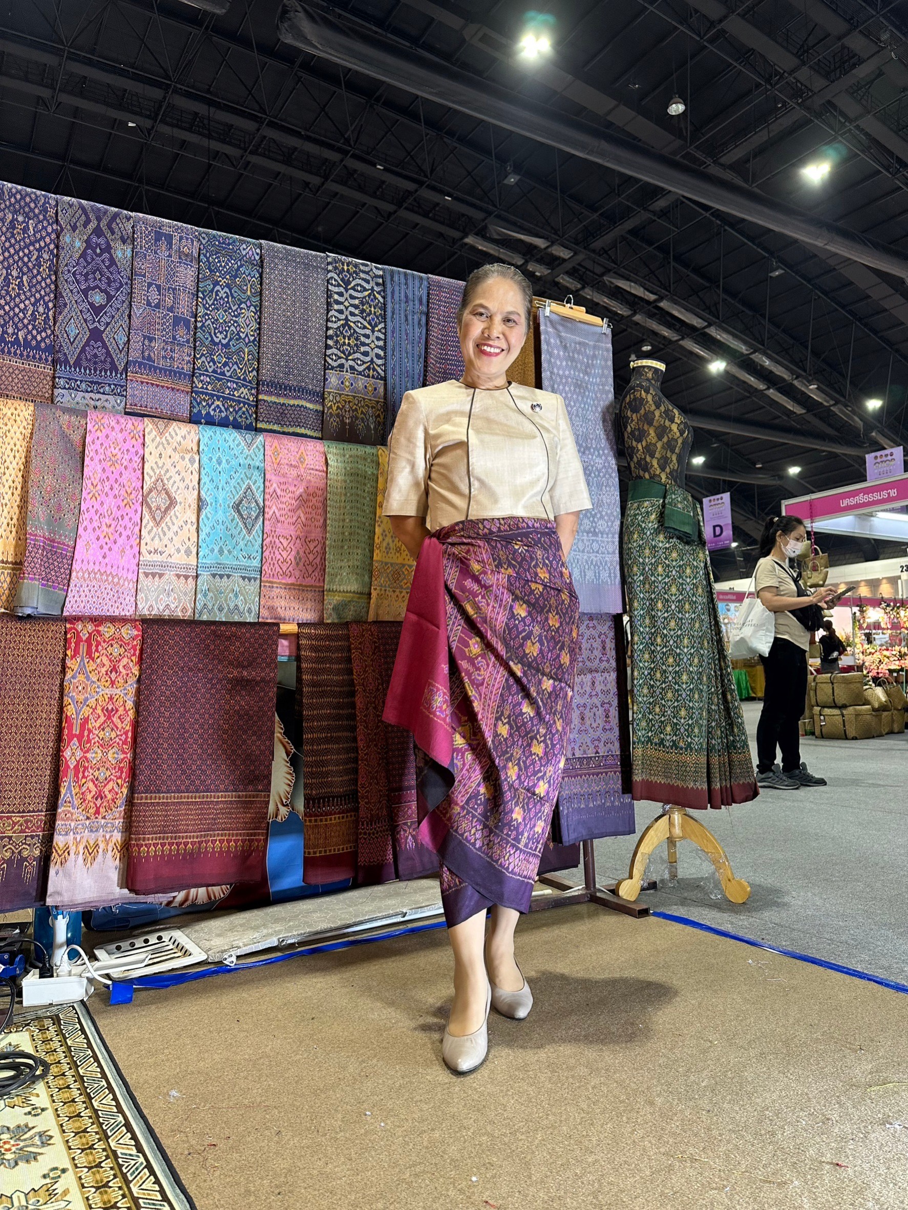 พช.ขอนแก่น : ร่วมงานประกวดออกแบบตัดเย็บ“ชุดผ้าไทยใส่ให้สนุก” 40 ชุดสุดท้าย ชิงรางวัลใหญ่ระดับประเทศ (งาน OTOP Midyear 2023)
