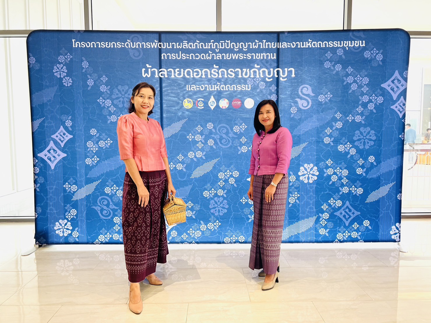 พช.ขอนแก่น : ร่วมพิธีเปิดกิจกรรม งานประกวดผ้าลายพระราขทาน “ผ้าลาย – ดอกรักราชกัญญา” และงานหัตกรรม ตามโครงการยกระดับการพัฒนาผลิตภัณฑ์ภูมิปัญญา ผ้าไทยและงานหัตถกรรมชุมชน และงานประกวดการออกแบบตัดเย็บ “ชุดผ้าไทยใส่ให้สนุก” ตามโครงการส่งเสริมภารออกแบบตัดเย็บผ้าไทย ภายใต้โครงการ “ผ้าไทยใส่ให้สนุก”