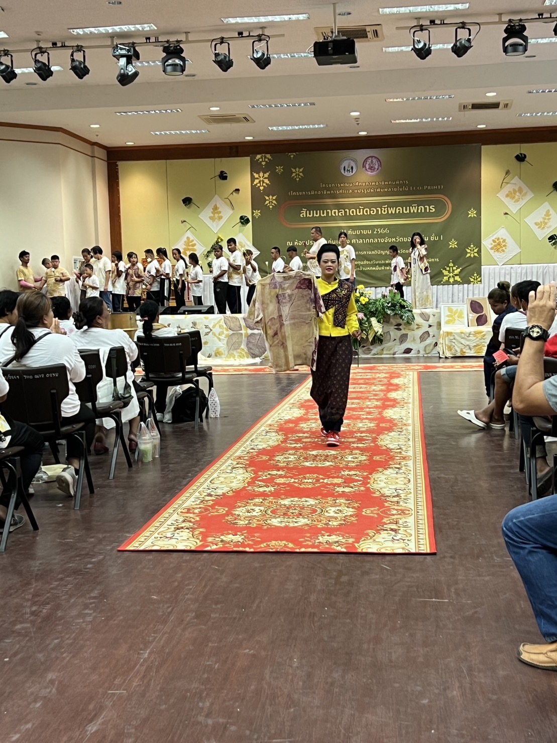 พช.ขอนแก่น : ร่วมพิธีเปิดโครงการพัฒนาศักยภาพอาชีพคนพิการ (โครงการฝึกอาชีพการทำและแปรรูปผ้าพิมพ์ลายใบไม้ Eco-Print)
