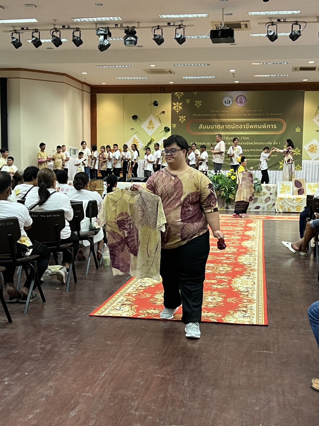 พช.ขอนแก่น : ร่วมพิธีเปิดโครงการพัฒนาศักยภาพอาชีพคนพิการ (โครงการฝึกอาชีพการทำและแปรรูปผ้าพิมพ์ลายใบไม้ Eco-Print)
