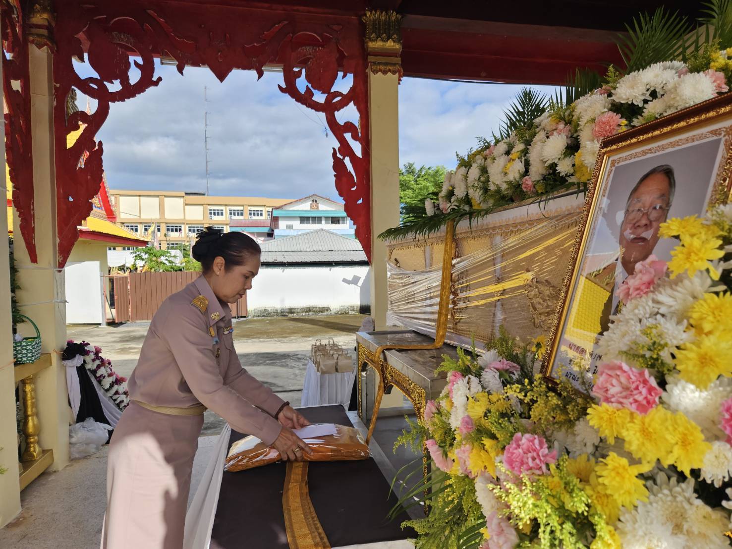 พช.ขอนแก่น : ร่วมพิธีบำเพ็ญกุศลทอดผ้าไตรบังสุกุลในพิธีฌาปนกิจศพ นายองอาจ ก้อนจันทร์ บิดา นางจิตติพร ศรีบุญเรือง สำนักงานพัฒนาชุมชนอำเภอเมืองขอนแก่น