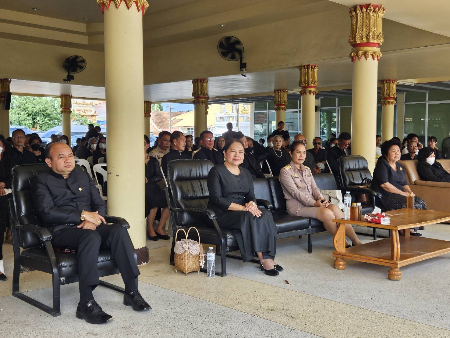 พช.ขอนแก่น : ร่วมพิธีบำเพ็ญกุศลทอดผ้าไตรบังสุกุลในพิธีฌาปนกิจศพ นายองอาจ ก้อนจันทร์ บิดา นางจิตติพร ศรีบุญเรือง สำนักงานพัฒนาชุมชนอำเภอเมืองขอนแก่น