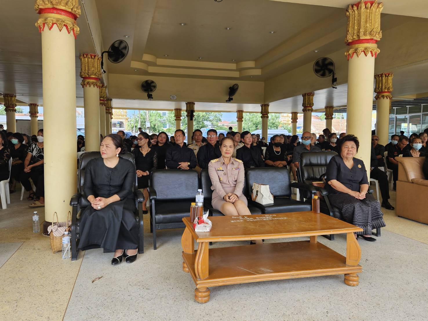 พช.ขอนแก่น : ร่วมพิธีบำเพ็ญกุศลทอดผ้าไตรบังสุกุลในพิธีฌาปนกิจศพ นายองอาจ ก้อนจันทร์ บิดา นางจิตติพร ศรีบุญเรือง สำนักงานพัฒนาชุมชนอำเภอเมืองขอนแก่น