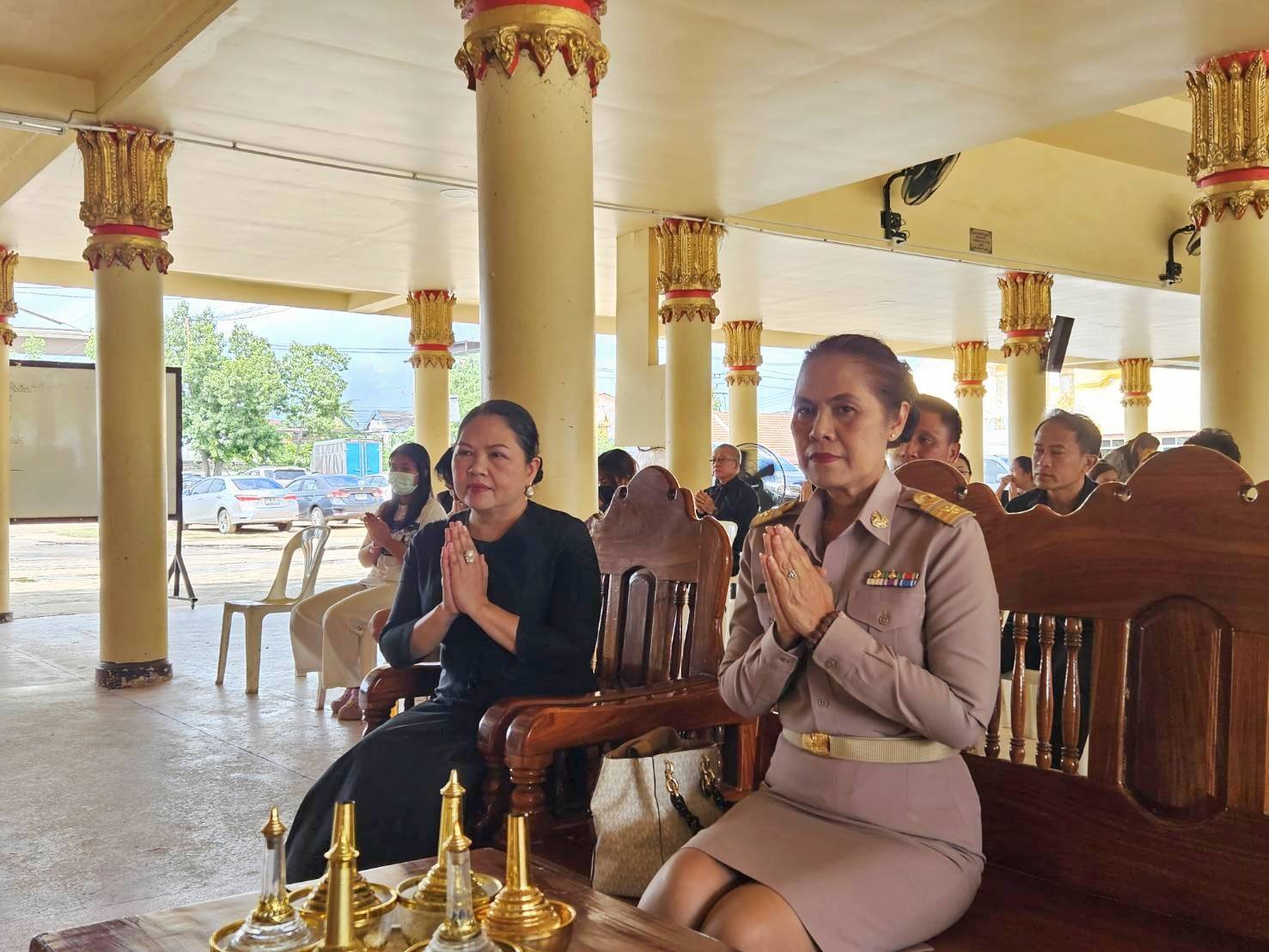 พช.ขอนแก่น : ร่วมพิธีบำเพ็ญกุศลทอดผ้าไตรบังสุกุลในพิธีฌาปนกิจศพ นายองอาจ ก้อนจันทร์ บิดา นางจิตติพร ศรีบุญเรือง สำนักงานพัฒนาชุมชนอำเภอเมืองขอนแก่น