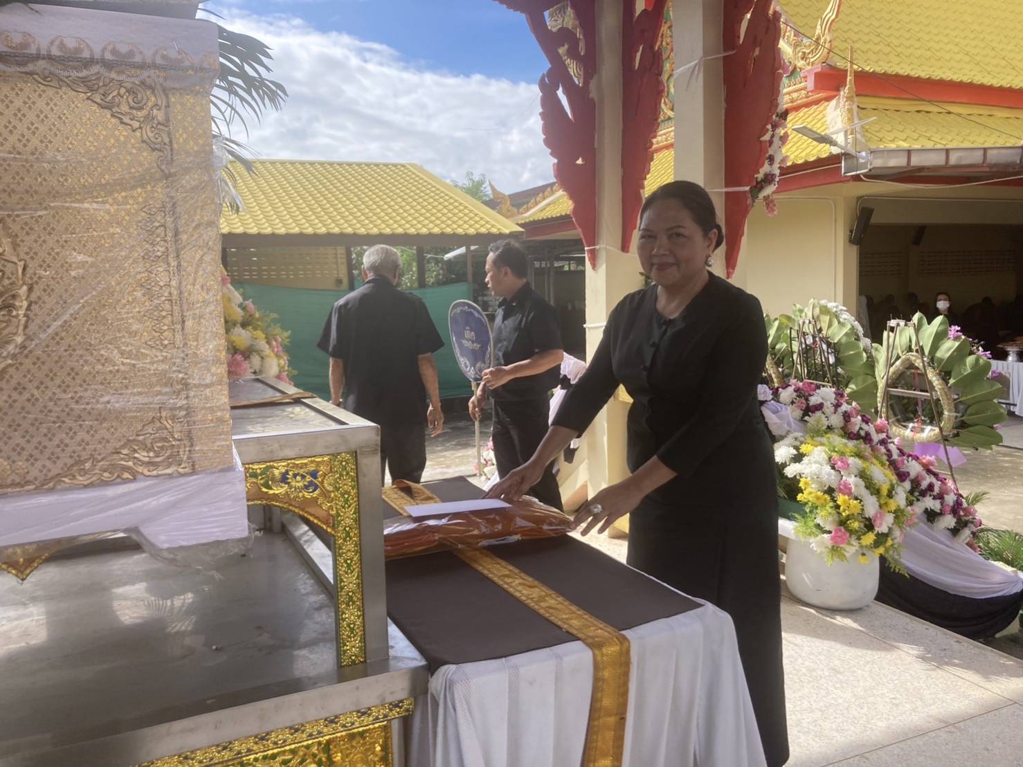 พช.ขอนแก่น : ร่วมพิธีบำเพ็ญกุศลทอดผ้าไตรบังสุกุลในพิธีฌาปนกิจศพ นายองอาจ ก้อนจันทร์ บิดา นางจิตติพร ศรีบุญเรือง สำนักงานพัฒนาชุมชนอำเภอเมืองขอนแก่น