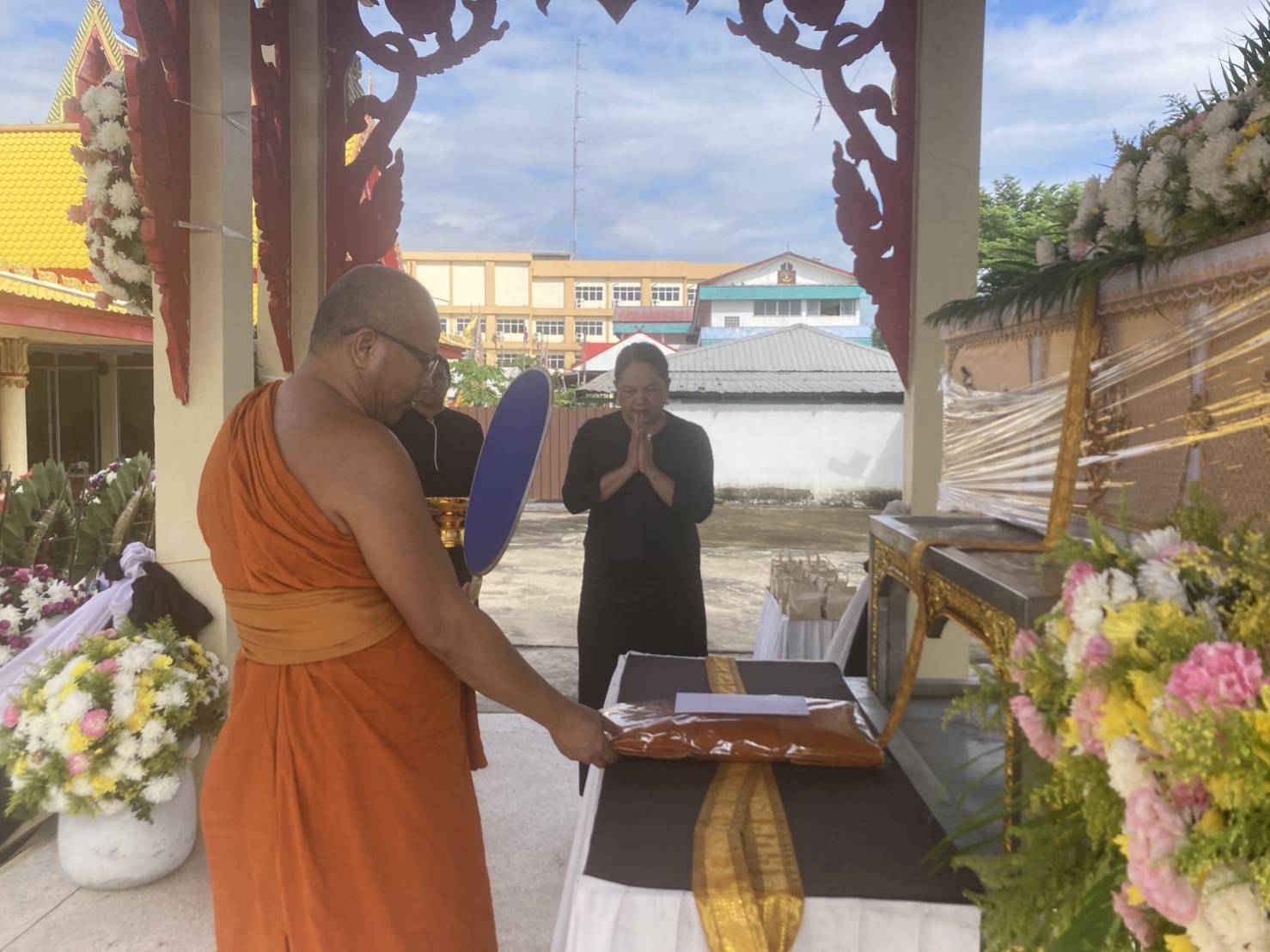 พช.ขอนแก่น : ร่วมพิธีบำเพ็ญกุศลทอดผ้าไตรบังสุกุลในพิธีฌาปนกิจศพ นายองอาจ ก้อนจันทร์ บิดา นางจิตติพร ศรีบุญเรือง สำนักงานพัฒนาชุมชนอำเภอเมืองขอนแก่น