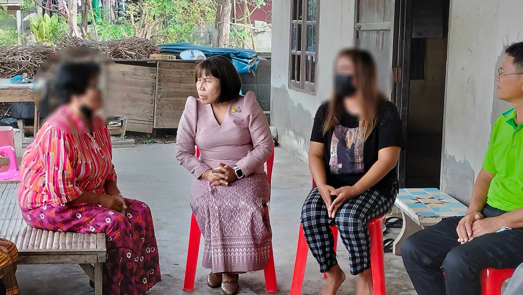 พช.ขอนแก่น : ผู้ตรวจราชการกรมการพัฒนาชุมชน เขตตรวจราชการที่ 12 (นางนวลจันทร์ ศรีมงคล) ลงพื้นที่จังหวัดขอนแก่น เยี่ยมกำลังใจครอบครัวแรงงานไทยที่ได้รับผลกระทบจากเหตุความไม่สงบของประเทศอิสราเอล