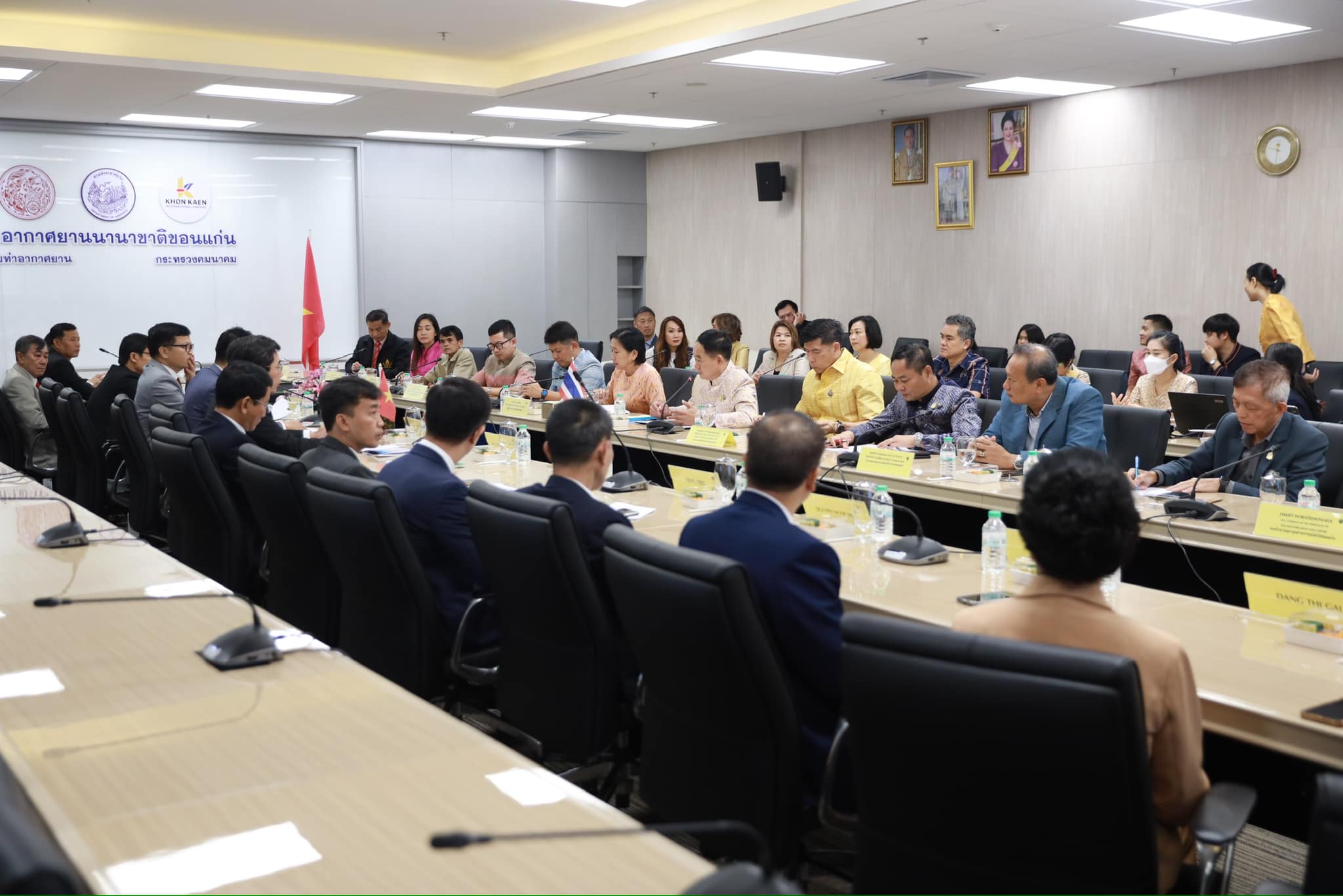 พช.ขอนแก่น : ร่วมประชุมเพื่อสานความสัมพันธ์กับสาธารณรัฐสังคมนิยมเวียดนาม พร้อมเจรจาการเปิดเส้นทางการบินใหม่ระหว่างเมืองขอนแก่นกับนครดานัง