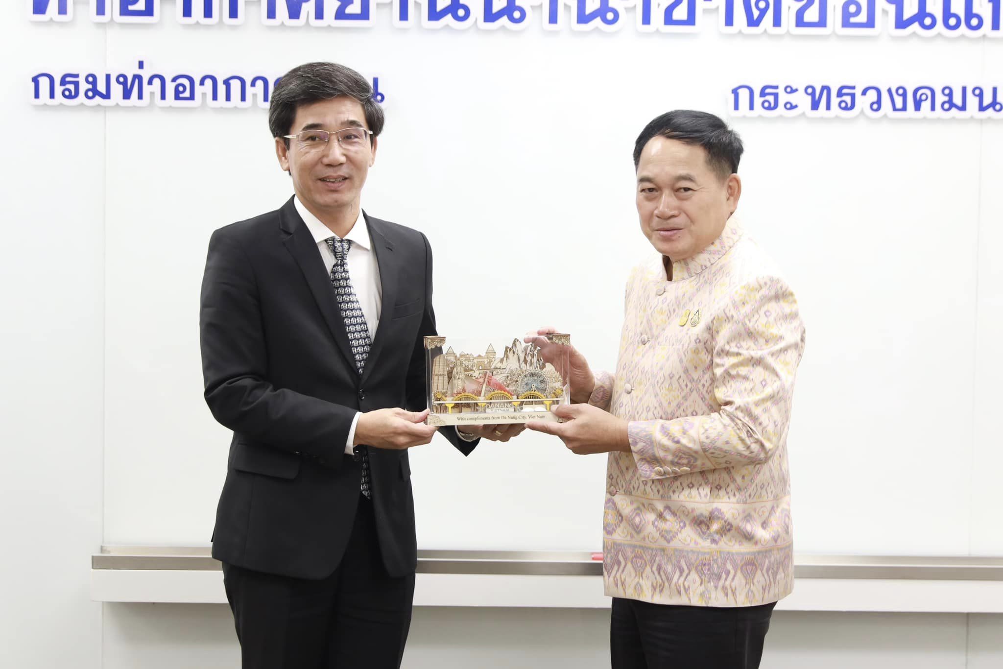 พช.ขอนแก่น : ร่วมประชุมเพื่อสานความสัมพันธ์กับสาธารณรัฐสังคมนิยมเวียดนาม พร้อมเจรจาการเปิดเส้นทางการบินใหม่ระหว่างเมืองขอนแก่นกับนครดานัง