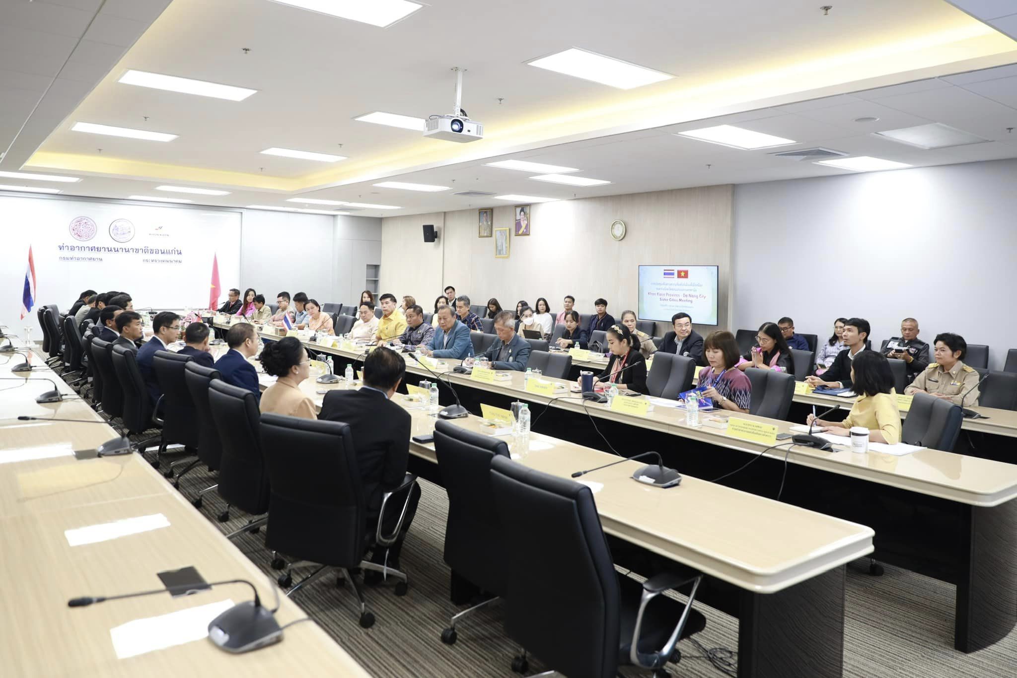 พช.ขอนแก่น : ร่วมประชุมเพื่อสานความสัมพันธ์กับสาธารณรัฐสังคมนิยมเวียดนาม พร้อมเจรจาการเปิดเส้นทางการบินใหม่ระหว่างเมืองขอนแก่นกับนครดานัง