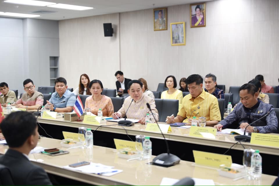 พช.ขอนแก่น : ร่วมประชุมเพื่อสานความสัมพันธ์กับสาธารณรัฐสังคมนิยมเวียดนาม พร้อมเจรจาการเปิดเส้นทางการบินใหม่ระหว่างเมืองขอนแก่นกับนครดานัง