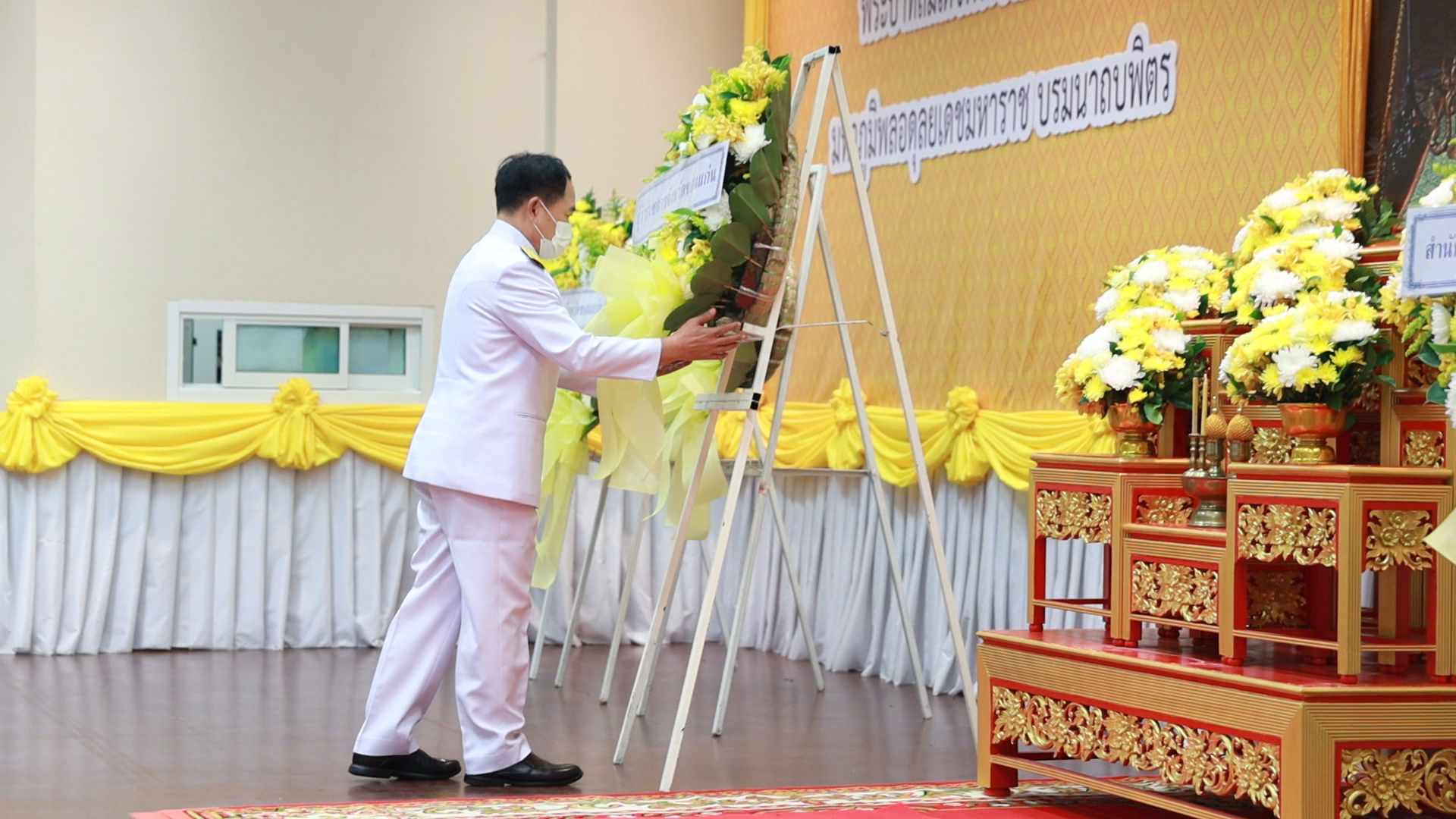 จังหวัดขอนแก่น : จัดกิจกรรมน้อมรำลึกในพระมหากรุณาธิคุณและพิธีสวดพระพุทธมนต์ถวายเป็นพระราชกุศล เนื่องในโอกาส “วันนวมินทรมหาราช”วันคล้ายวันสวรรคต พระบาทสมเด็จพระบรมชนกาธิเบศร มหาภูมิพลอดุลยเดชมหาราช บรมนาถบพิตร