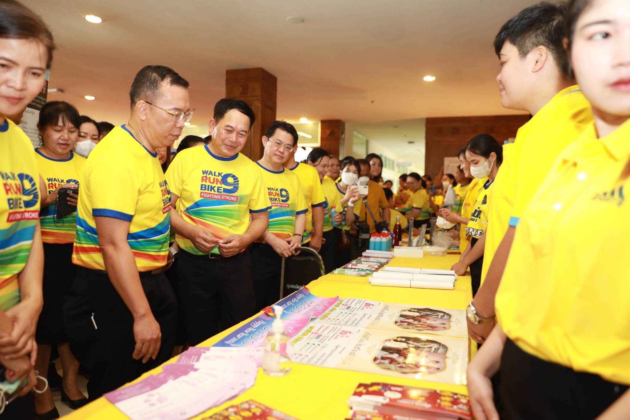 จังหวัดขอนแก่น : จัดนิทรรศการเฉลิมพระเกียรติ และนิทรรศการความรู้โรคหลอดเลือดสมอง โครงการ “แสงนำใจไทยทั้งชาติ เดิน วิ่ง ปั่น ป้องกันอัมพาต ครั้งที่ 9 เฉลิมพระเกียรติ”
