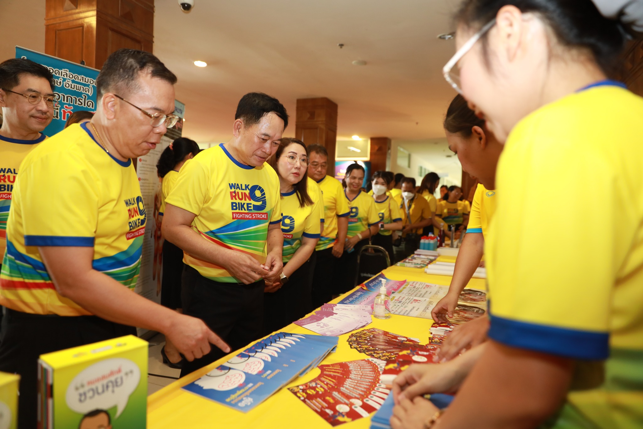 จังหวัดขอนแก่น : จัดนิทรรศการเฉลิมพระเกียรติ และนิทรรศการความรู้โรคหลอดเลือดสมอง โครงการ “แสงนำใจไทยทั้งชาติ เดิน วิ่ง ปั่น ป้องกันอัมพาต ครั้งที่ 9 เฉลิมพระเกียรติ”