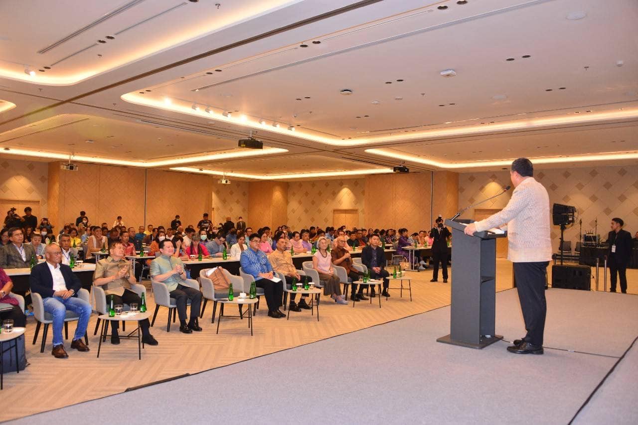 พช.ขอนแก่น : ร่วมงานสัมมนาประจำปีคณะทำงานการพัฒนาเศรษฐกิจฐานรากและประชารัฐ ปลัดมหาดไทย เน้นย้ำ ผู้ว่าฯ นายอำเภอ ต้องเป็น Partnership หลัก ในการขับเคลื่อนสร้างความเข้มแข็งให้กับ “บริษัทประชารัฐรักสามัคคีทุกจังหวัด” เพื่อยกระดับเศรษฐกิจฐานรากให้ประชาชนมีคุณภาพชีวิตที่ดีอย่างยั่งยืน