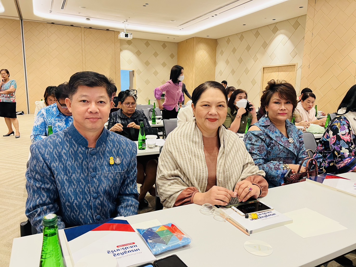พช.ขอนแก่น : ร่วมงานสัมมนาประจำปีคณะทำงานการพัฒนาเศรษฐกิจฐานรากและประชารัฐ ปลัดมหาดไทย เน้นย้ำ ผู้ว่าฯ นายอำเภอ ต้องเป็น Partnership หลัก ในการขับเคลื่อนสร้างความเข้มแข็งให้กับ “บริษัทประชารัฐรักสามัคคีทุกจังหวัด” เพื่อยกระดับเศรษฐกิจฐานรากให้ประชาชนมีคุณภาพชีวิตที่ดีอย่างยั่งยืน