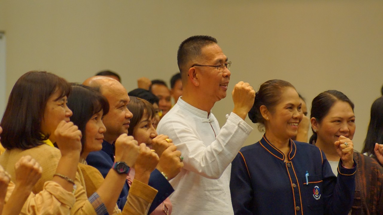 พช.ขอนแก่น : อธิบดี พช. เยือนขอนแก่น มอบแนวทางการทำงาน “เน้นพอเพียง มีวินัย สุจริต จิตอาสา” มุ่งมั่นตั้งใจทำงานเพื่อบำบัดทุกข์ บำรุงสุขให้กับพี่น้องประชาชน