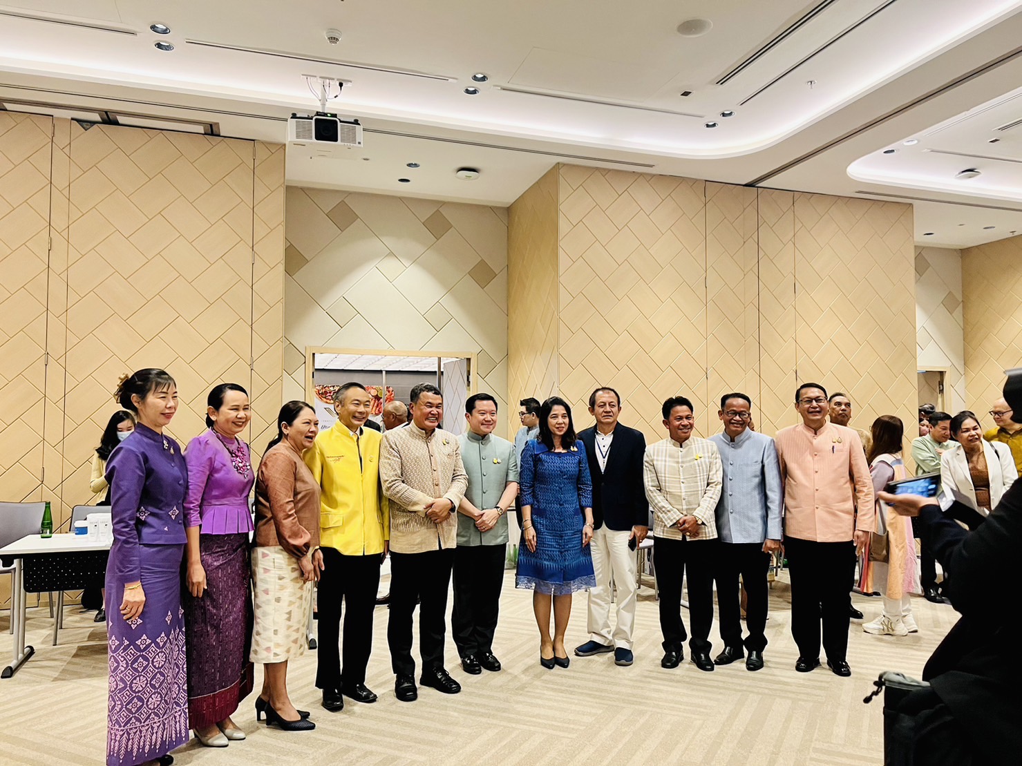 พช.ขอนแก่น : ร่วมงานสัมมนาประจำปีคณะทำงานการพัฒนาเศรษฐกิจฐานรากและประชารัฐ ปลัดมหาดไทย เน้นย้ำ ผู้ว่าฯ นายอำเภอ ต้องเป็น Partnership หลัก ในการขับเคลื่อนสร้างความเข้มแข็งให้กับ “บริษัทประชารัฐรักสามัคคีทุกจังหวัด” เพื่อยกระดับเศรษฐกิจฐานรากให้ประชาชนมีคุณภาพชีวิตที่ดีอย่างยั่งยืน